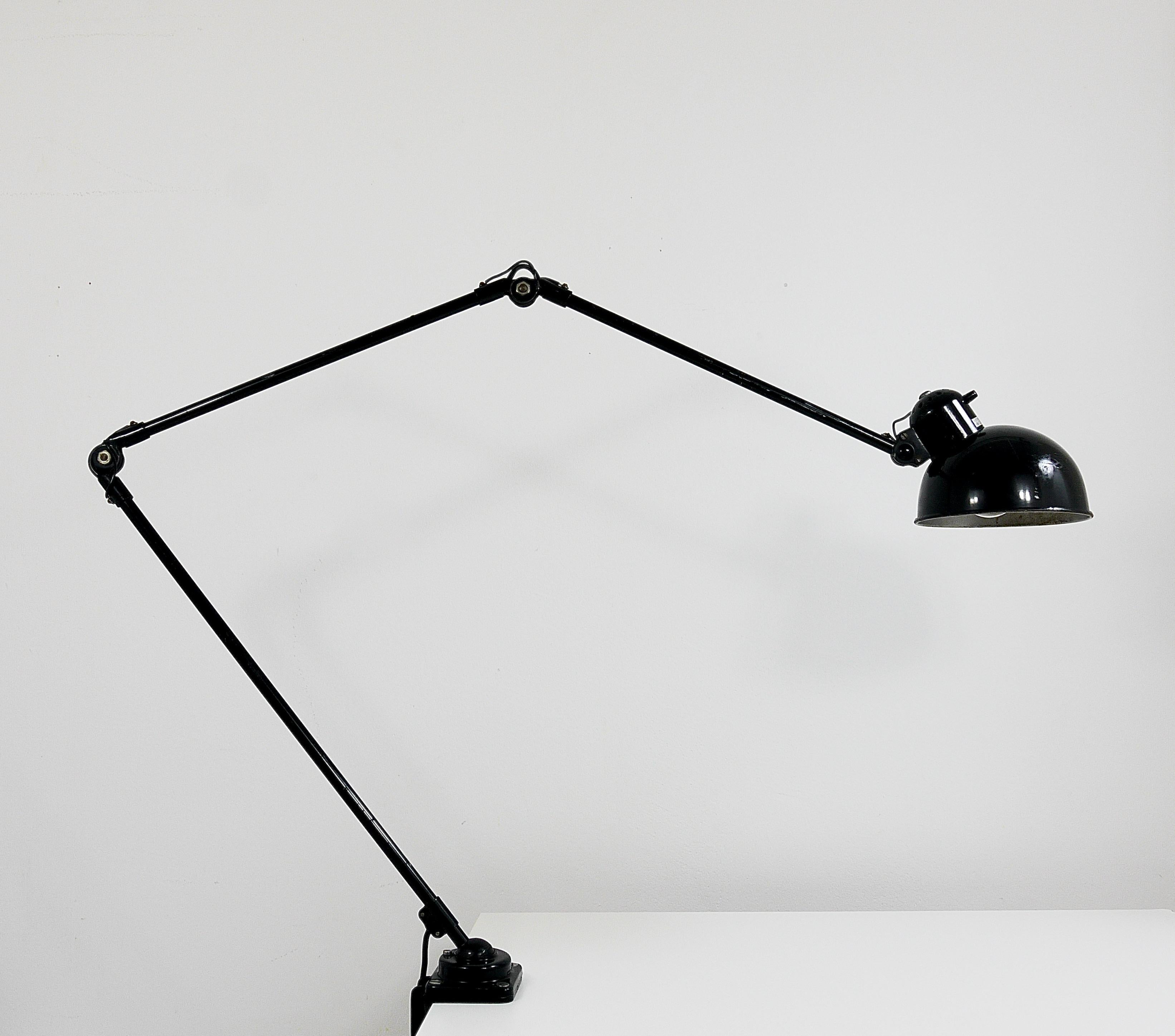 Metà XX secolo Lampada da tavolo industriale a morsetto Christian Dell Bauhaus, Koranda Austria, anni '30 in vendita