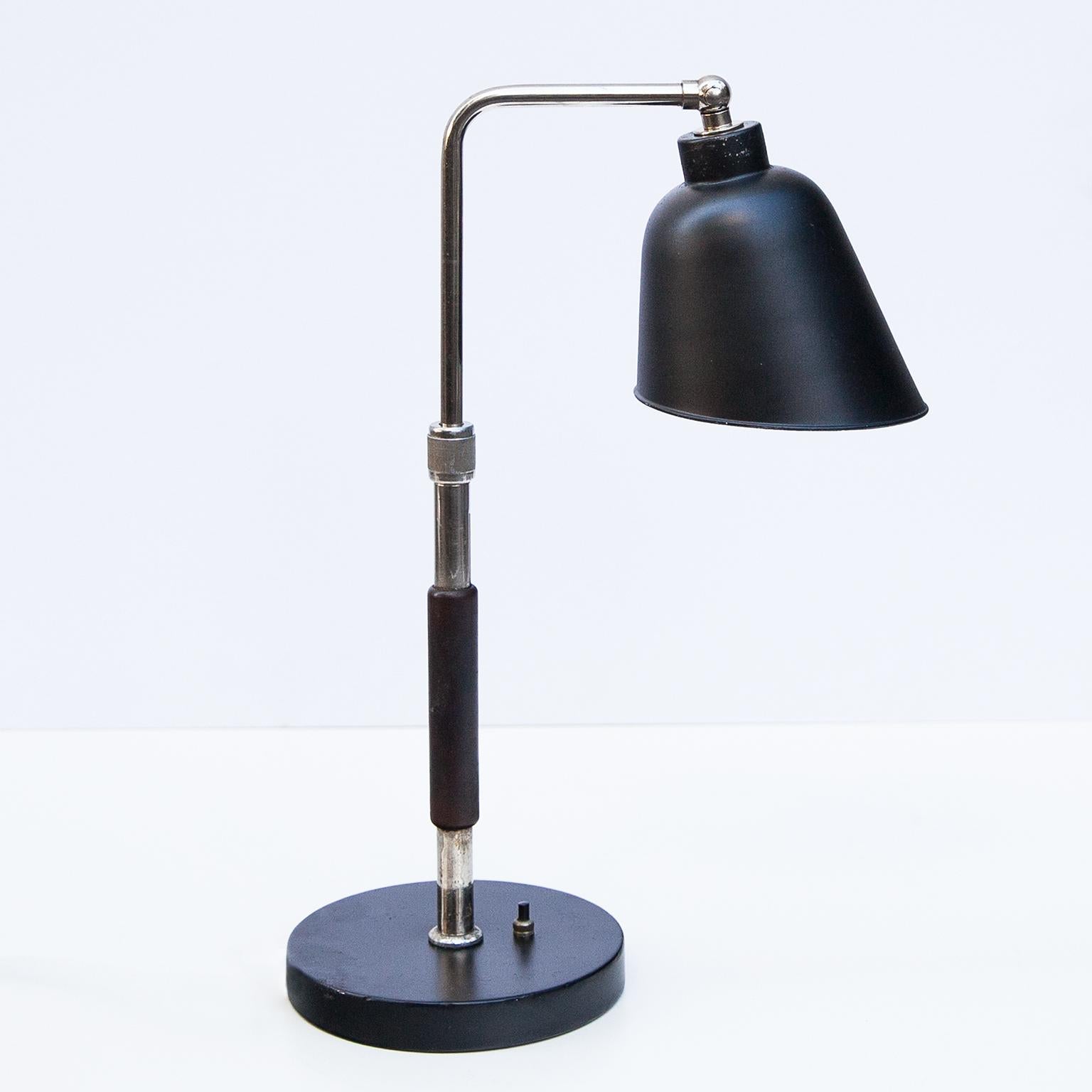 Rare lampe de table Christian Dell modèle no. 6607, fabriquée par Gebrüder Kaiser & Co. à Neheim-Hüsten, Allemagne, années 1930. Exécuté en bois peint en noir, en métal laqué, en métal chromé, l'abat-jour peint en noir.
Littérature : Der Arbeit zu