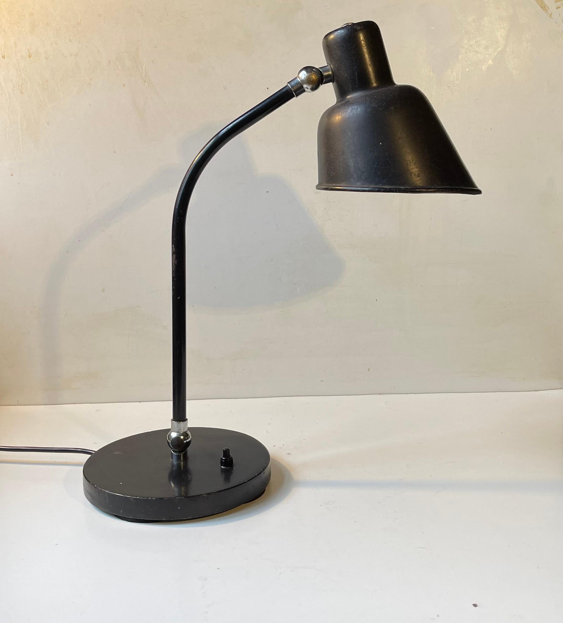 Allemand Lampe de bureau Bauhaus noire de Christian Dell pour Bünte und Remmler en vente