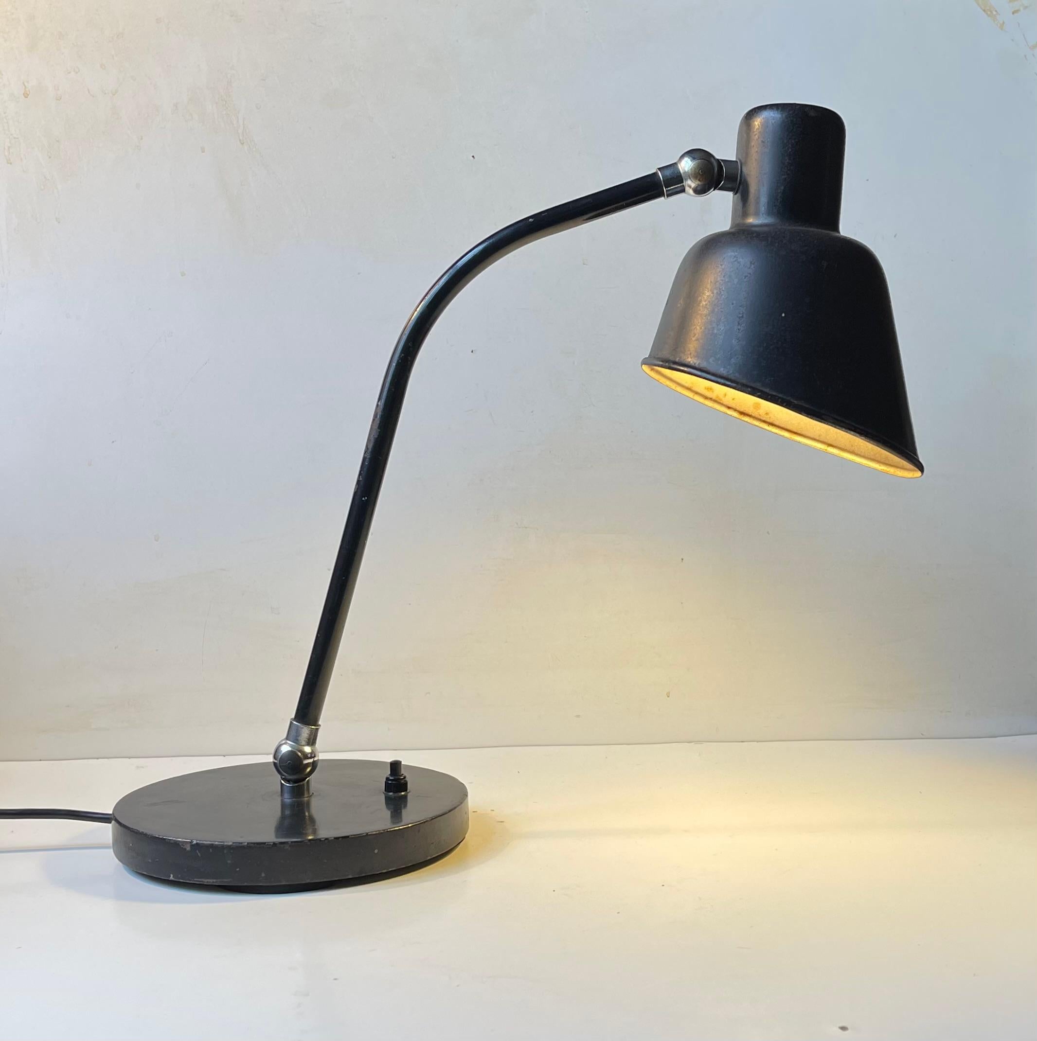 Milieu du XXe siècle Lampe de bureau Bauhaus noire de Christian Dell pour Bünte und Remmler en vente