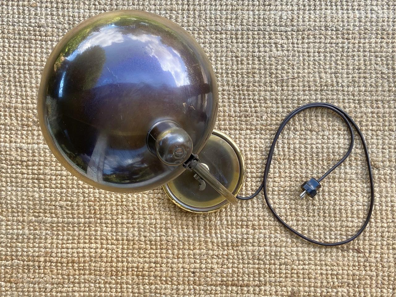 Lampe de bureau originale en laiton Christian dell modèle 6631 Luxus / président pour Kaiser Idell, Allemagne. Abat-jour, bras et bord en laiton massif. Bras et abat-jour réglables. Avec douille à vis E26/27 Edison. Très bel état vintage et prêt à