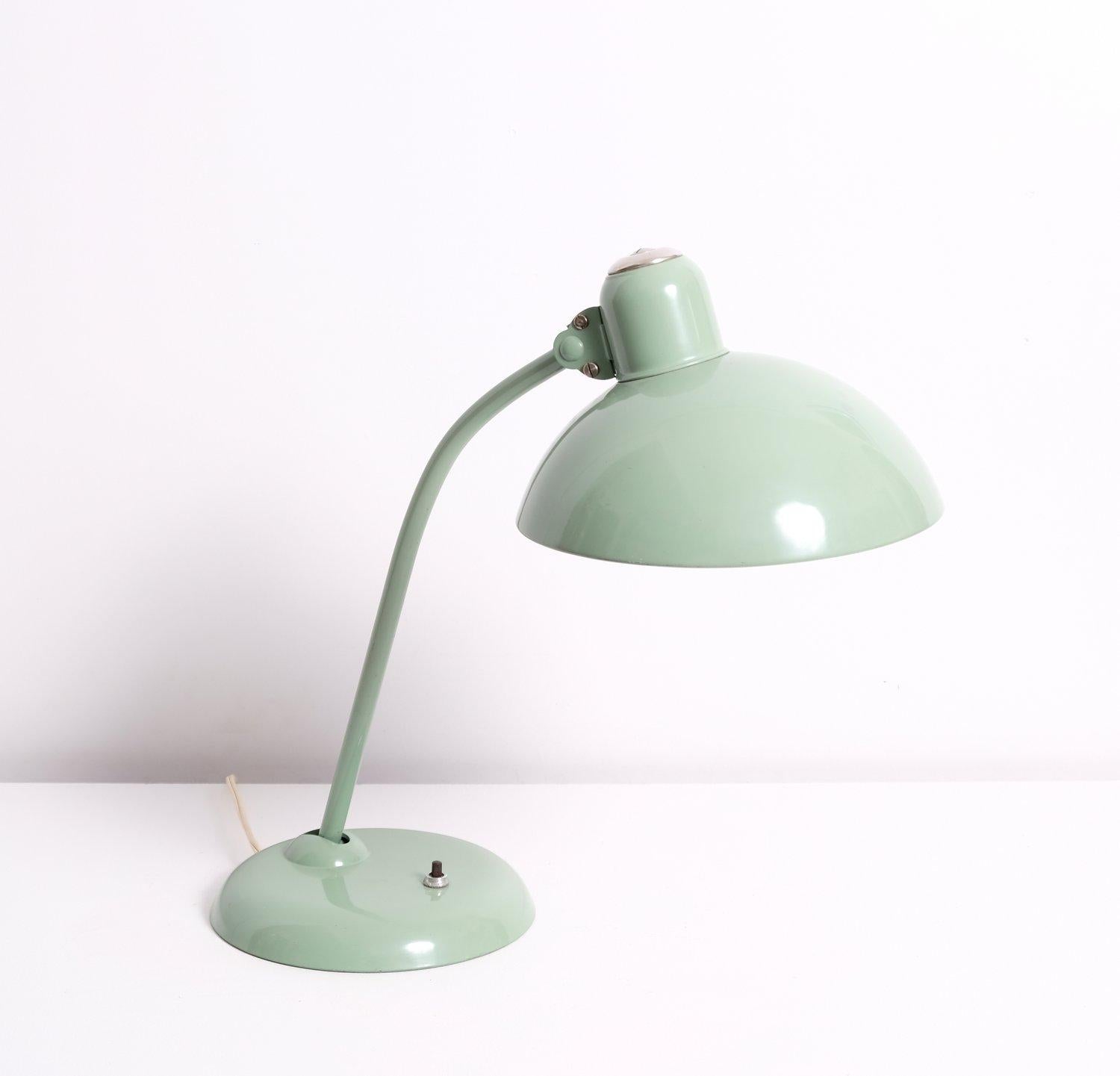 Christian Dell Schreibtischlampe Modell 6556 für Kaiser Leuchten. 40 Watt E-26 Edison medium base Glühbirne empfohlen oder höher, wenn LED/CFL.

Guter Zustand. Die Originalsteckdose und -verkabelung wurden überprüft. Geringfügige Anlaufen, Dellen,