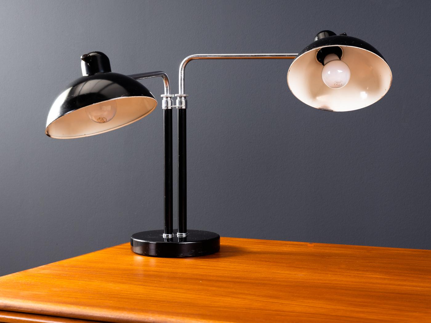 La lampe de table à deux bras modèle 