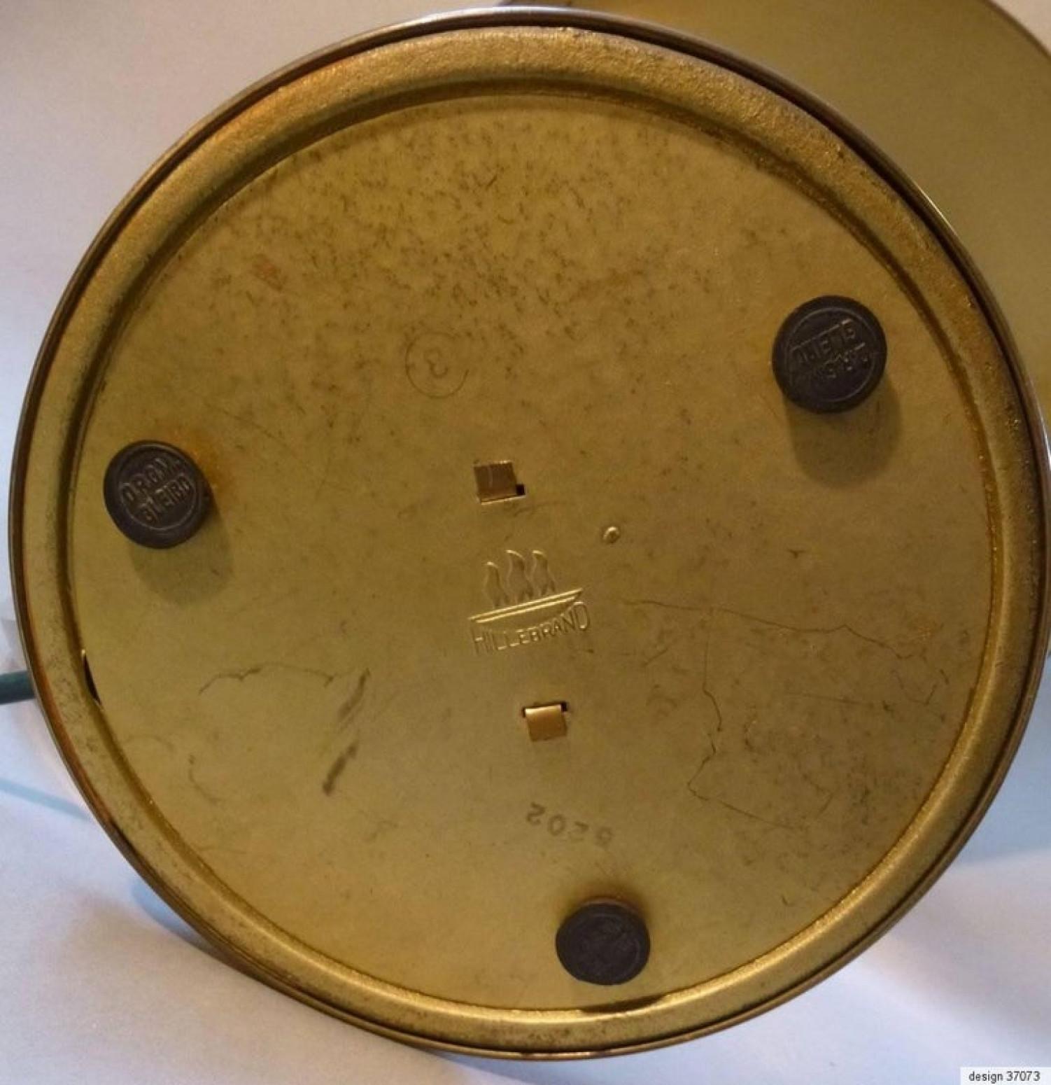 Schöne große Original Kaiser Idell voll Messing Schreibtischlampe, in Deutschland in den 1930er Jahren gemacht. Ausgezeichneter sauberer und polierter Vintage-Zustand.
Die Lampe funktioniert mit einer E27 Edison Schraubbirne sowohl mit 220V als auch