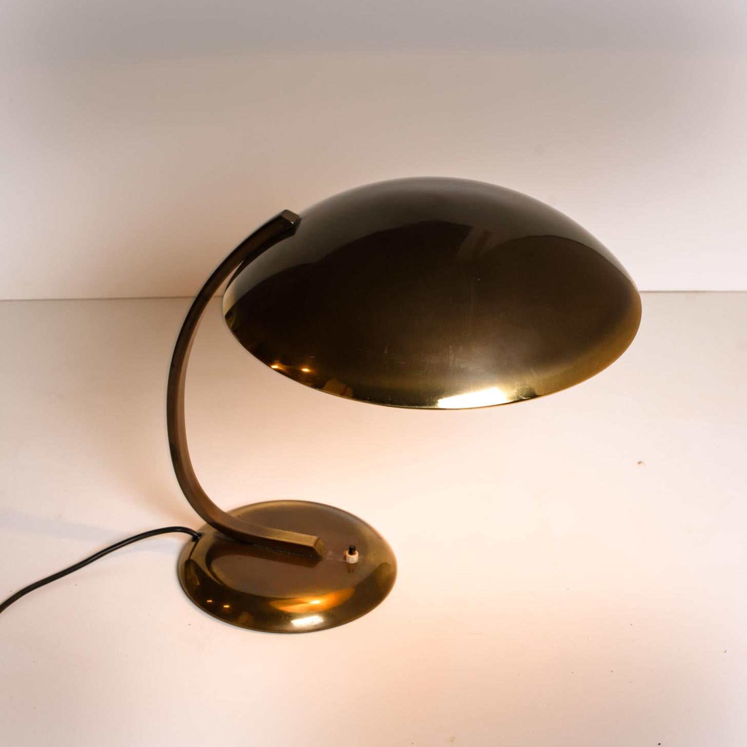 Lampe de bureau ou de table en laiton Christian Dell pour Kaiser Idell / Kaiser Leuchten, Art  Bon état - En vente à Rijssen, NL