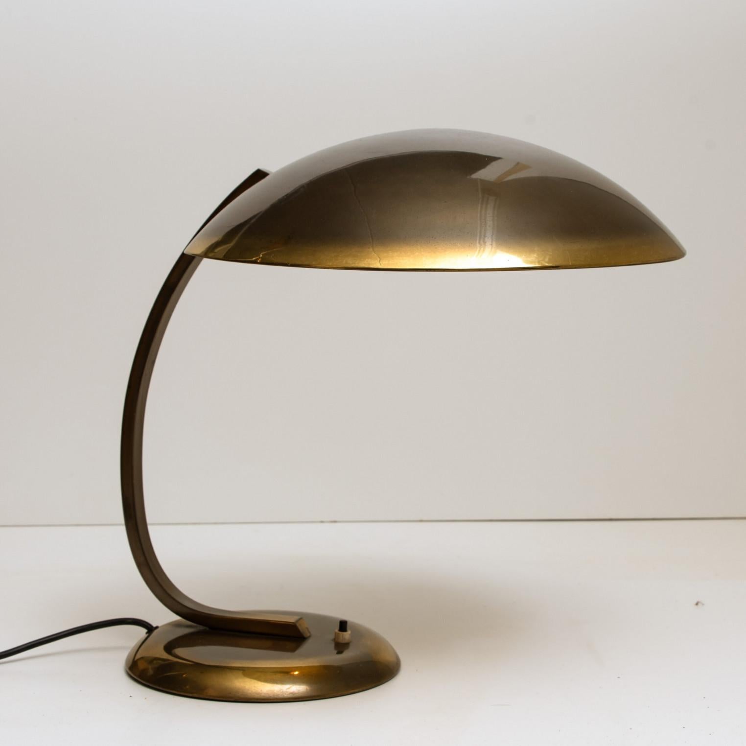 Christian Dell für Kaiser Idell / Kaiser Leuchten Messing-Schreibtisch- oder Tischlampe (Mitte des 20. Jahrhunderts) im Angebot