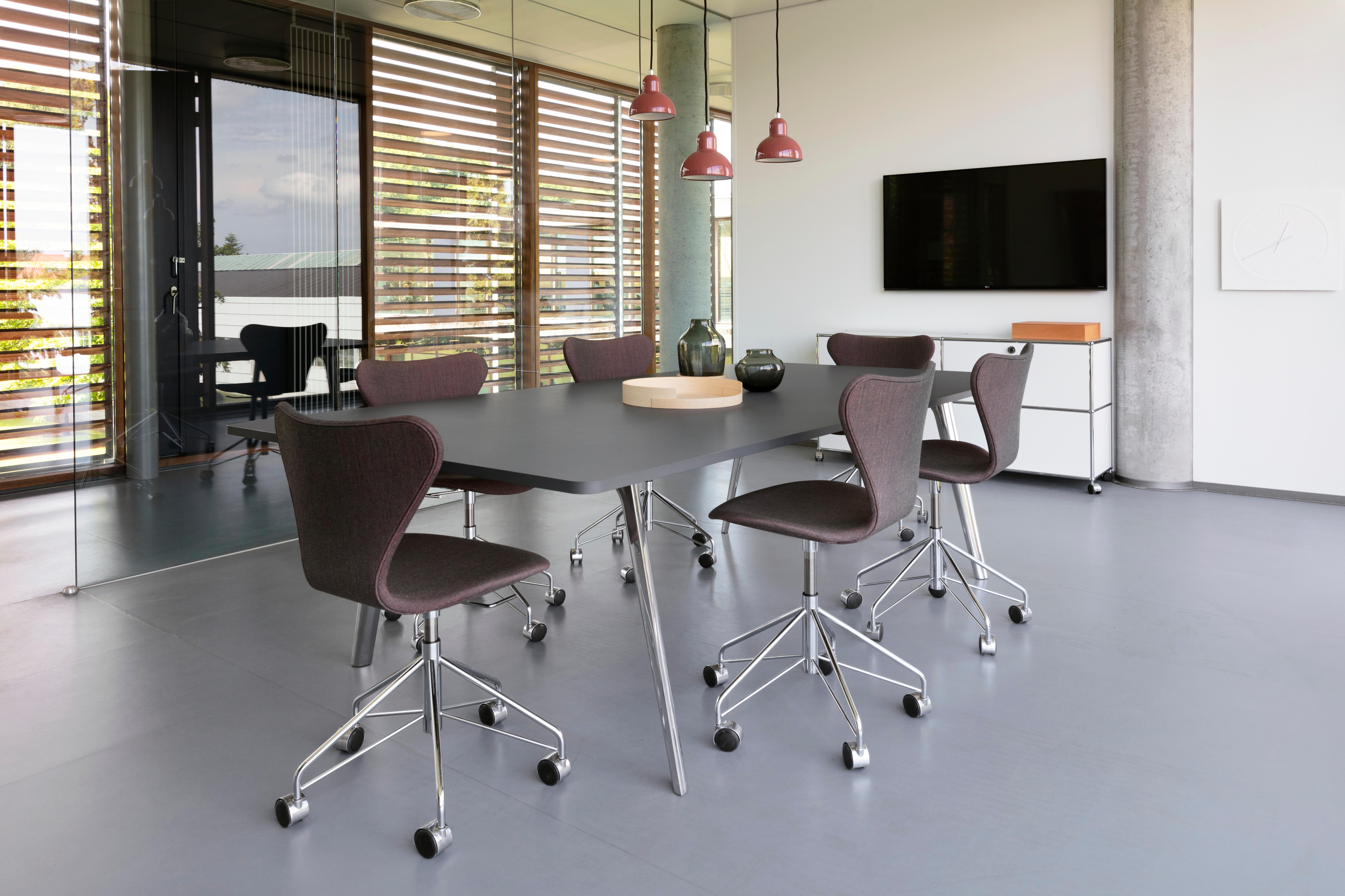 Danese Ciondolo Christian Dell 'Kaiser Idell 6722-P' per Fritz Hansen in rosso ruggine in vendita