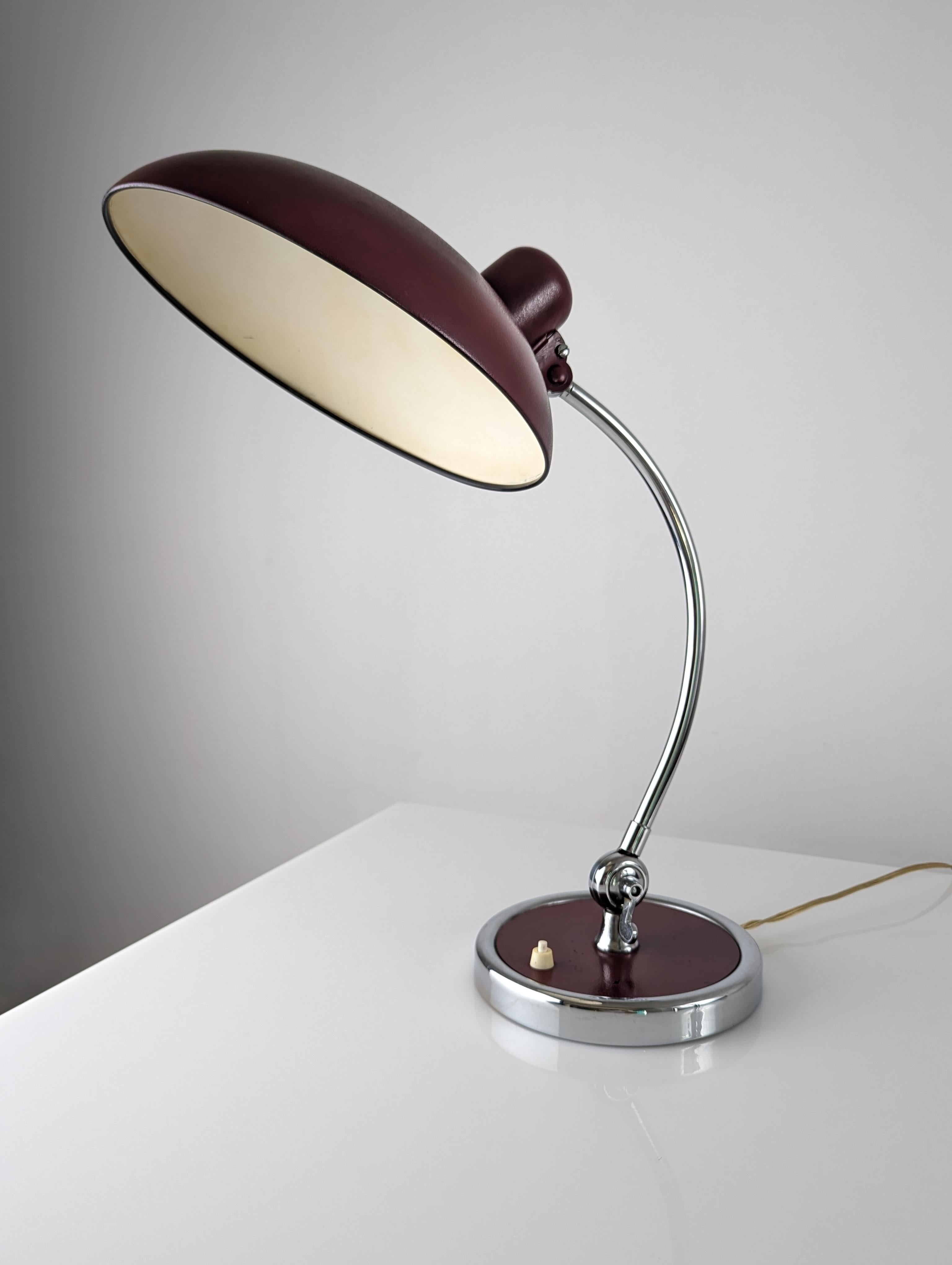 Wunderschöne Schreibtischlampe von Christian Dell in einem eleganten und exklusiven Burgunderrot und Chromfarbe.