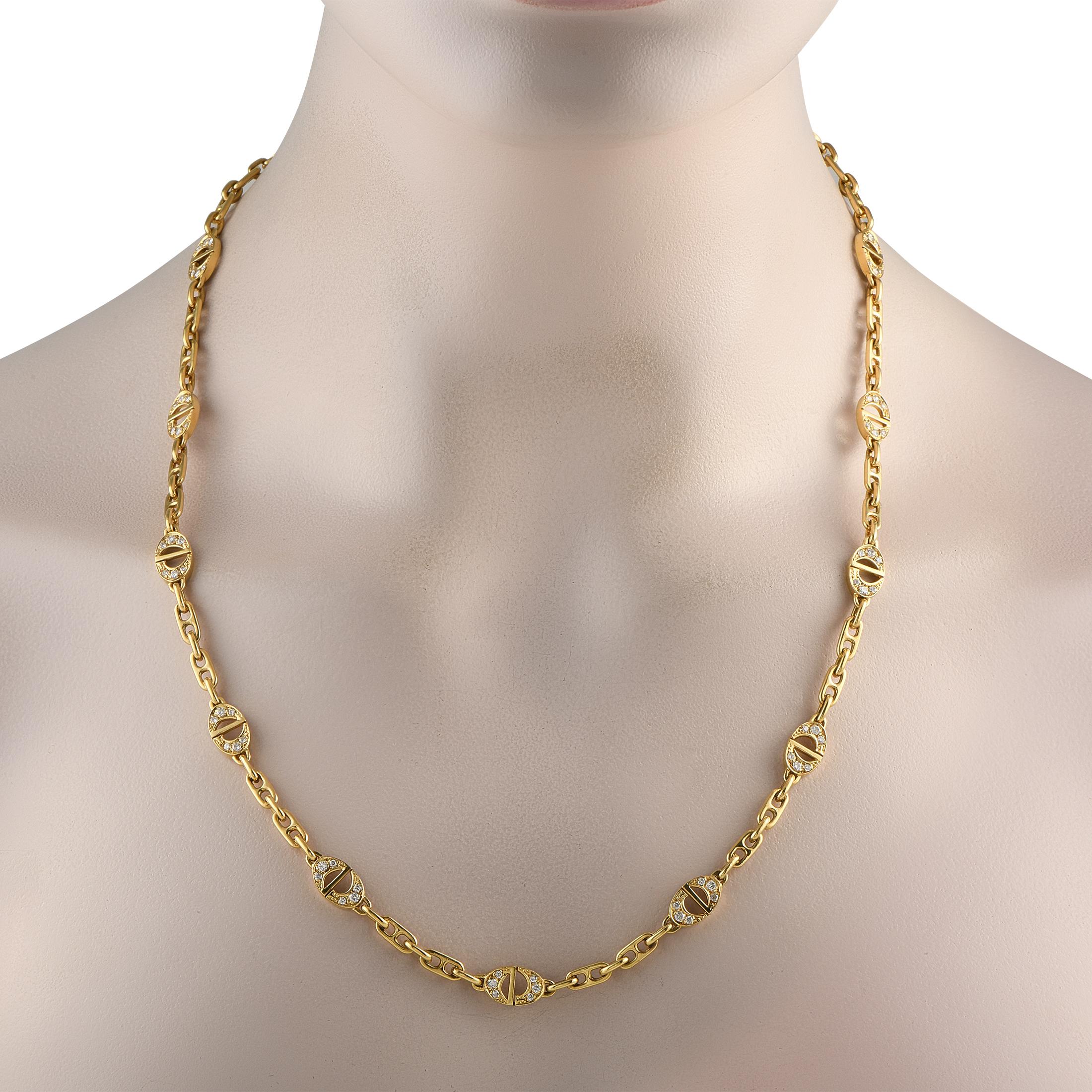 Ce collier Christian Dior impeccablement réalisé est une pièce de luxe qui ne cessera de séduire. Les opulents maillons en or jaune 18 carats lui confèrent une élégance intemporelle, tandis que les diamants totalisant 2,15 carats ajoutent beaucoup