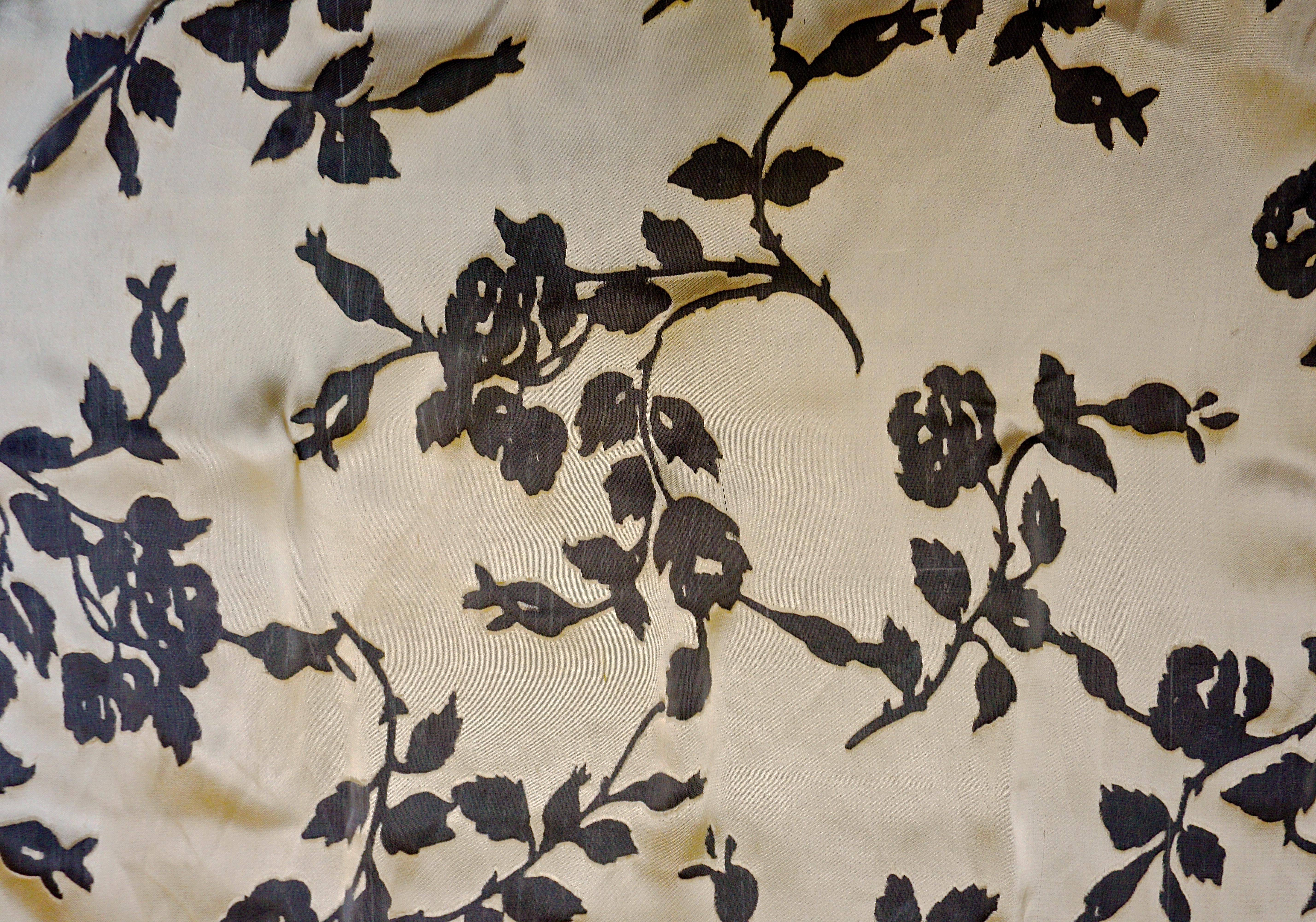 Fabuleuse écharpe carrée en mousseline de soie double couche Christian Dior des années 1950, présentant un magnifique motif floral or pâle avec un doux éclat sur un fond de mousseline gris moyen, et un logo brodé. Fabriquées en Italie. Mesure