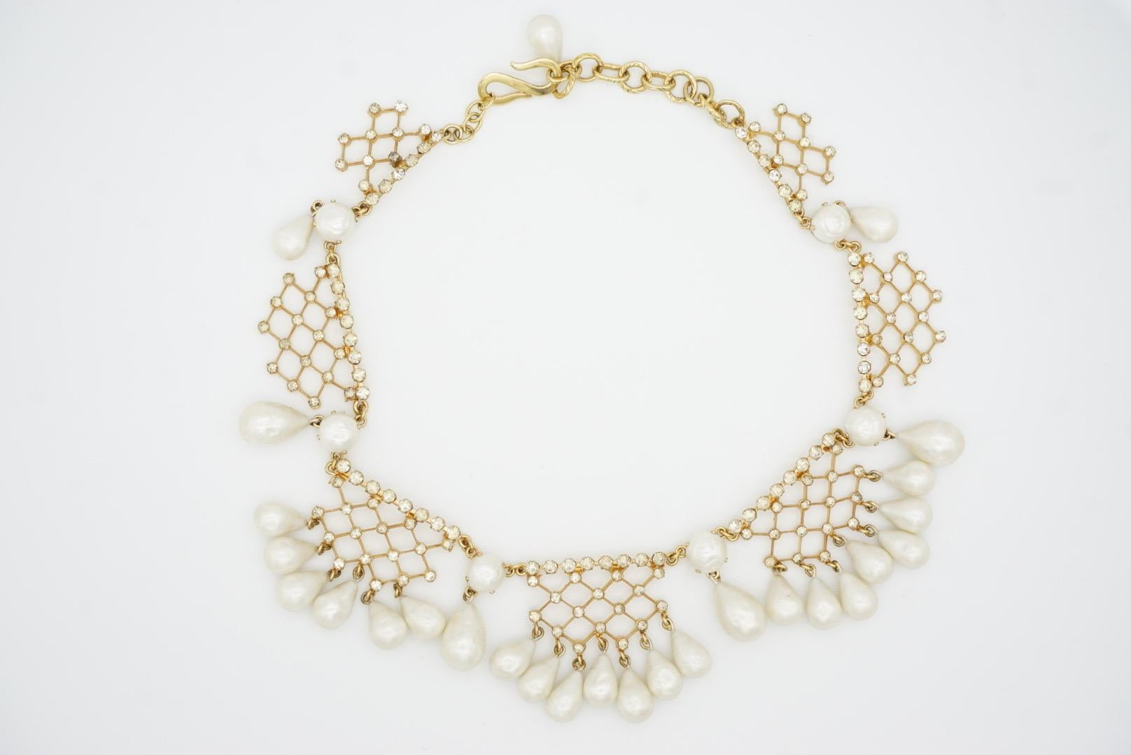 Christian Dior 1950 Vintage Bib Tear Water Drop Perle bianche Cristalli scintillanti Pizzo a rete Tassel Stile vittoriano Collana elegante in filigrana, placcata oro

In ottime condizioni. Tutti sono perfetti, nessuna pietra persa. Solo una perla è