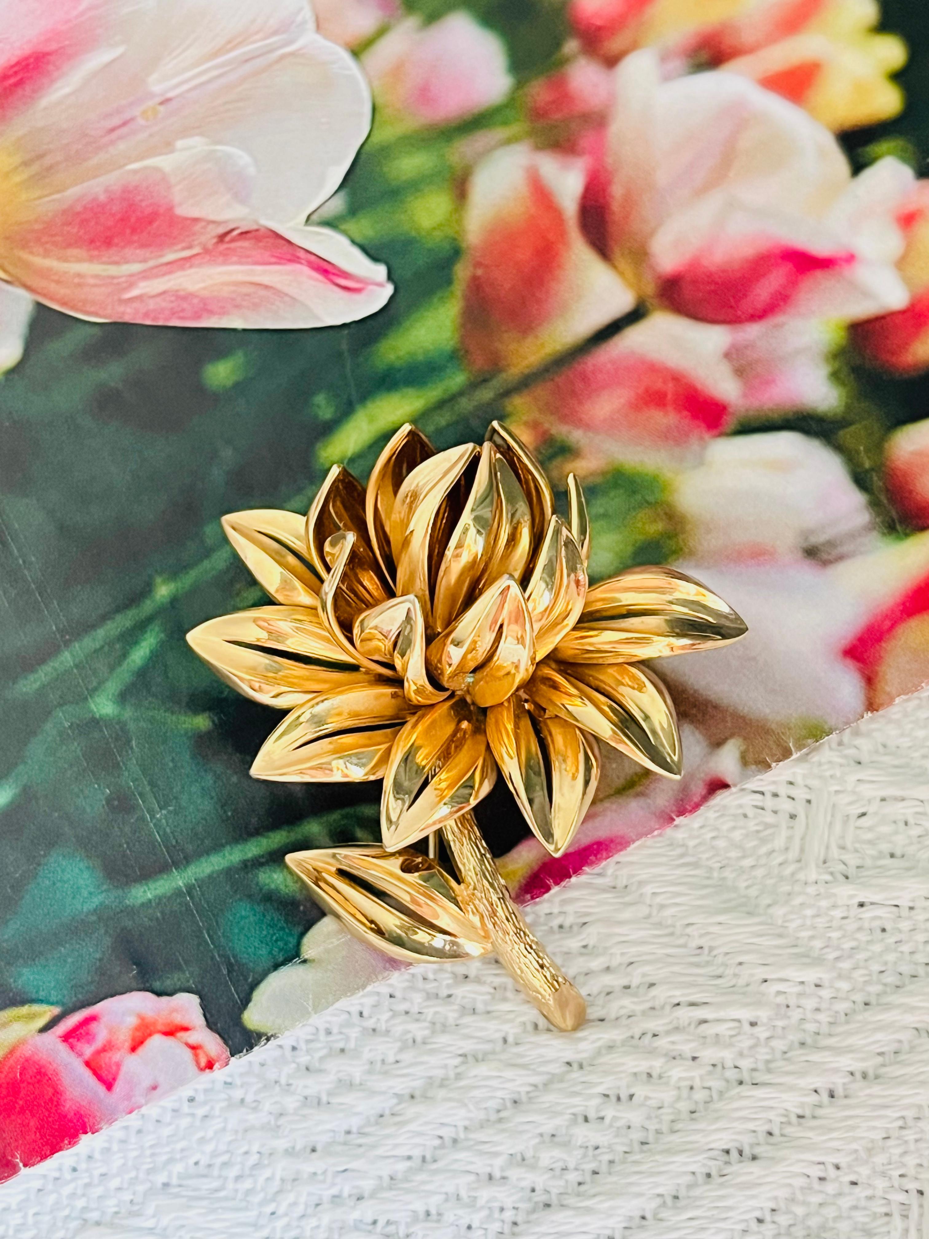 Christian Dior 1960 GROSSE Gold Flower Leaf Vivd Openwork Blossom