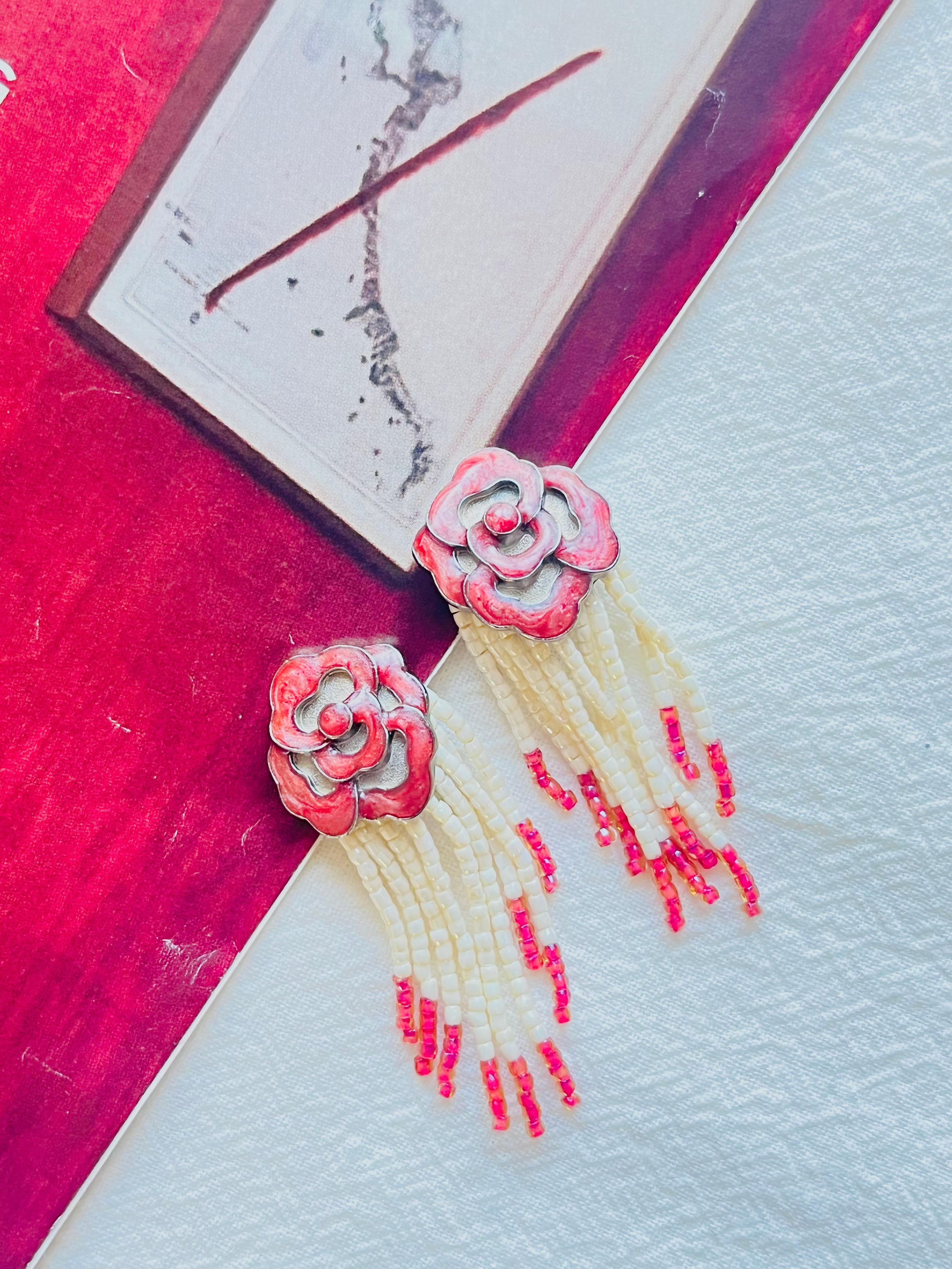 Christian Dior 1960s Burgundy Rose Flower Beaded Pearls Crystals Tassel Drop Clip Earrings, Silver Tone.

Très bon état. 100% authentique. Rare à trouver. Livré avec sa pochette d'origine.

Une très belle paire de boucles d'oreilles par Chr. Dior,