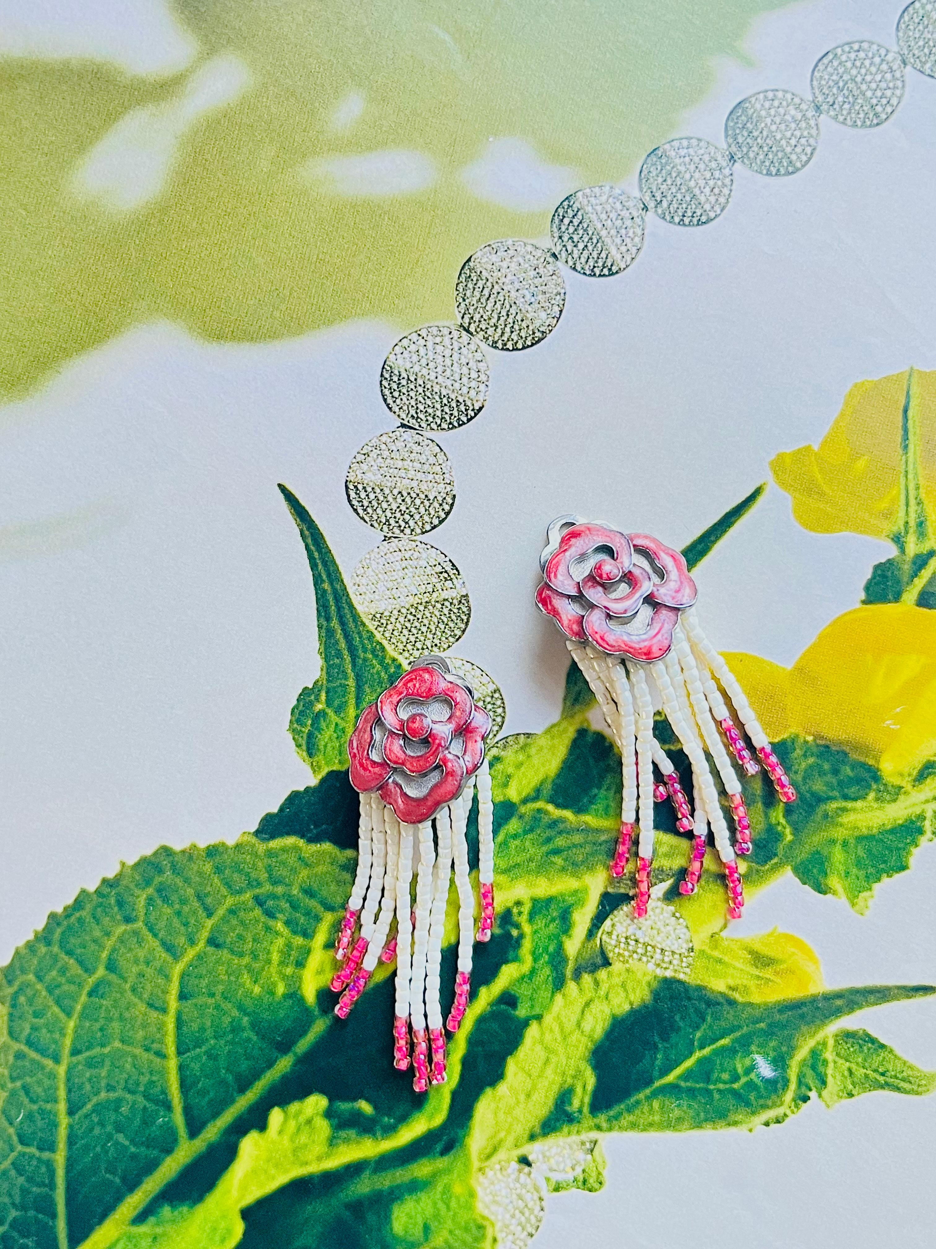  Christian Dior, boucles d'oreilles pendantes en perles perlées roses bordeaux et cristaux, années 1960 Unisexe 