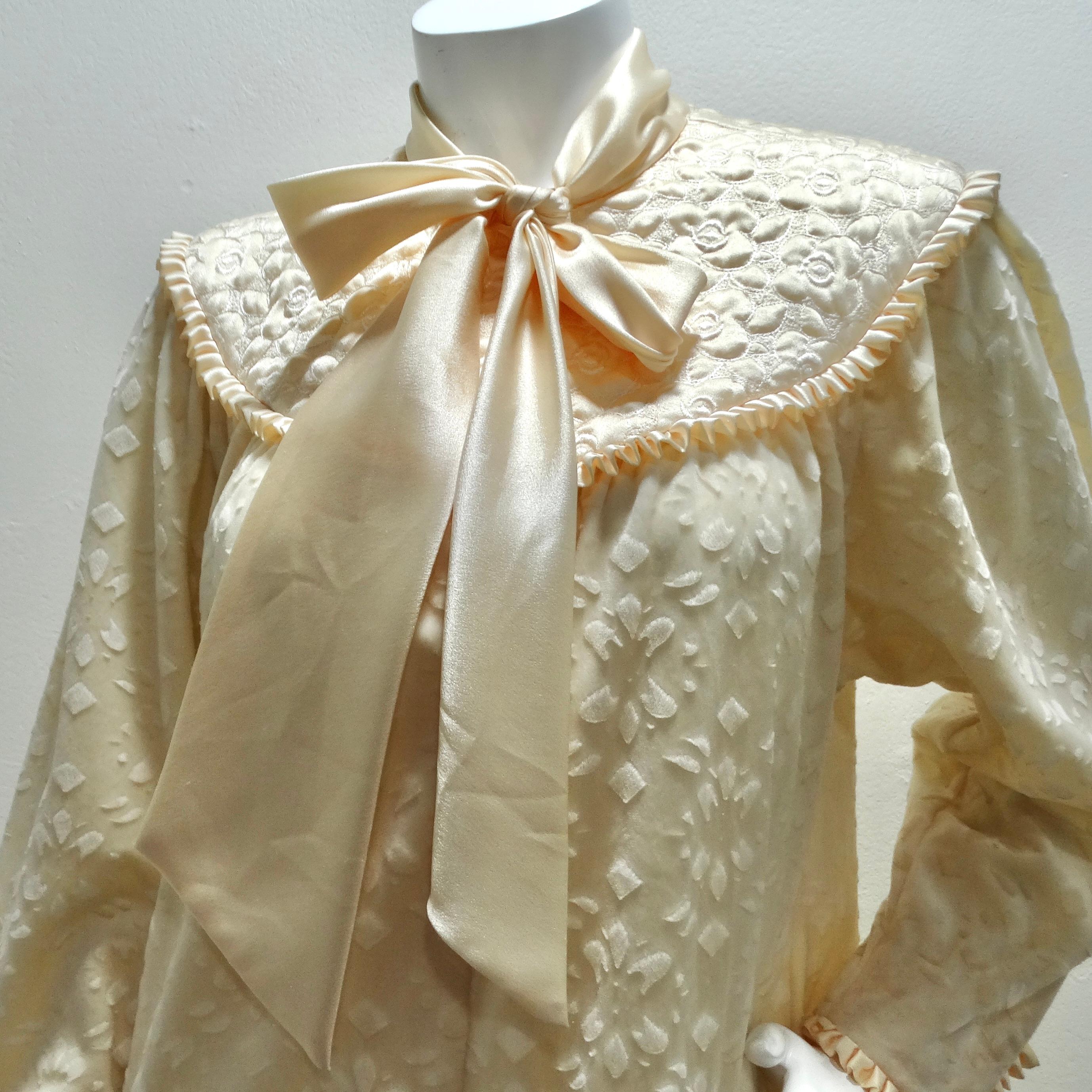 Das elfenbeinfarbene Maxikleid aus Samt von Christian Dior aus den 1960er Jahren ist ein exquisites und zeitloses Stück, das jeder Garderobe einen Hauch von Luxus und Eleganz verleiht.

Der elfenbeinfarbene Off-White-Ton des Kleides strahlt Eleganz