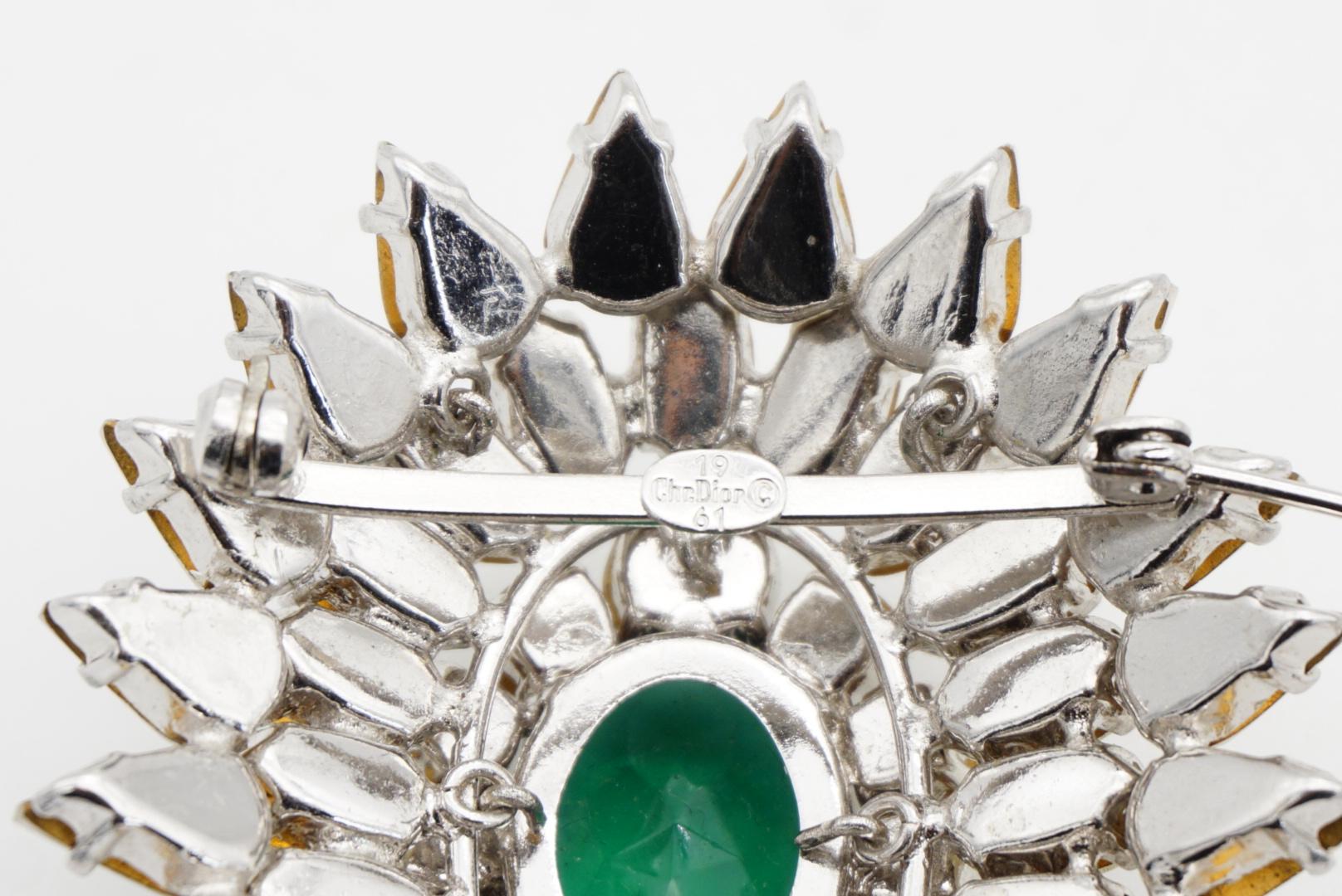 Christian Dior 1961 Grande spilla a goccia con cerchio di cristallo smeraldo Trio Marquise in vendita 10