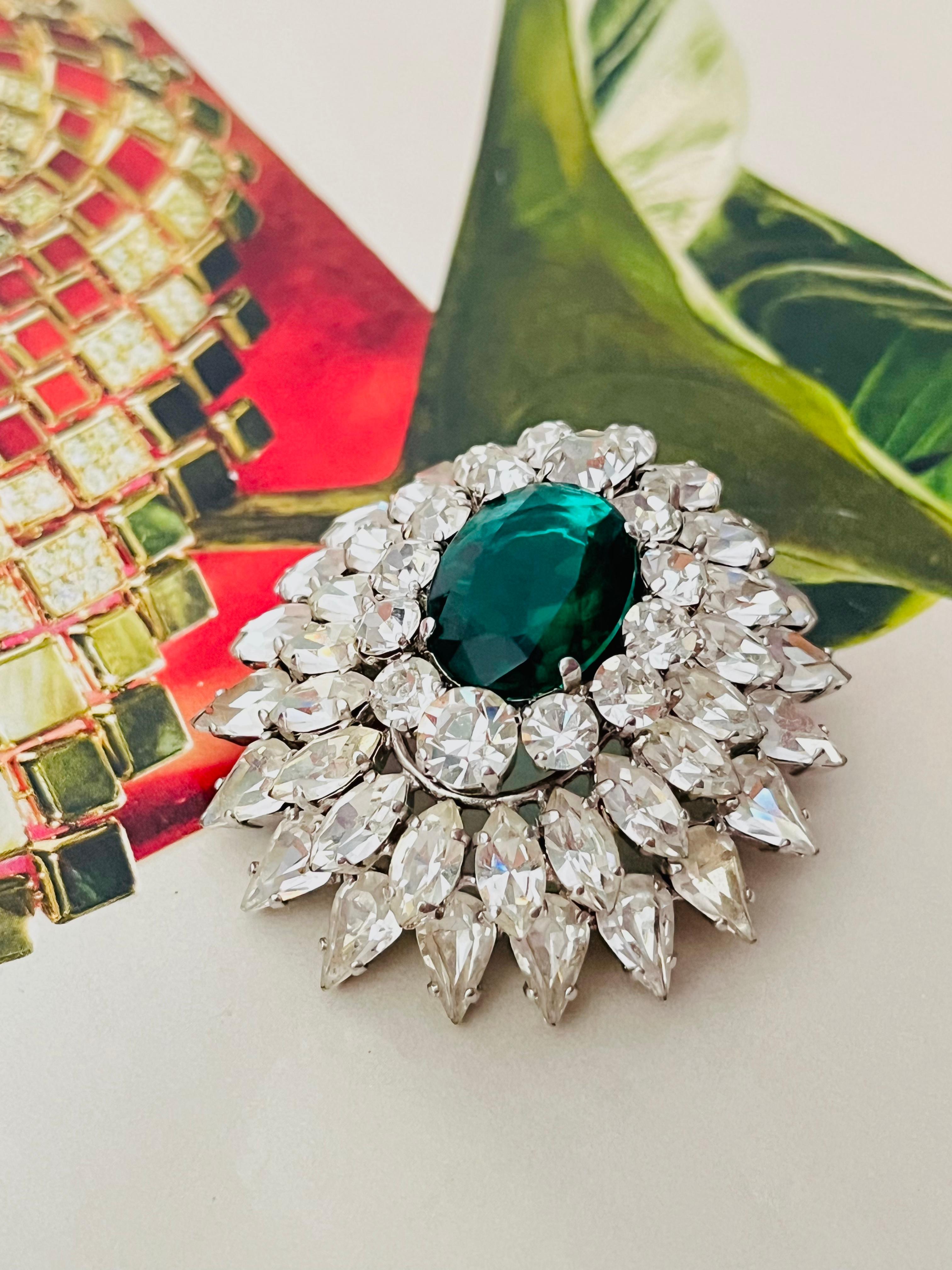 da uomo o donna Christian Dior 1961 Grande spilla a goccia con cerchio di cristallo smeraldo Trio Marquise in vendita