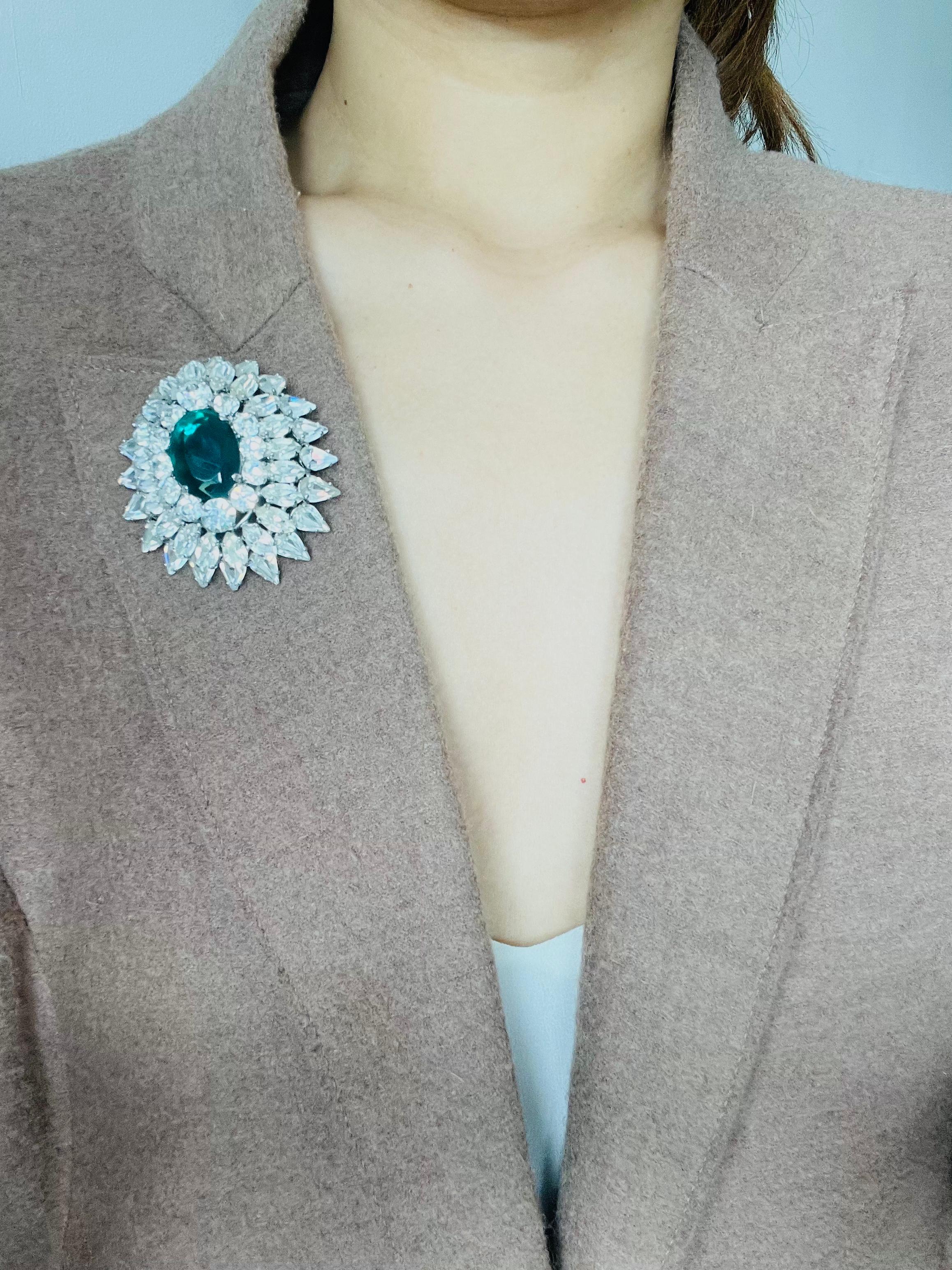 Christian Dior 1961 Grande spilla a goccia con cerchio di cristallo smeraldo Trio Marquise in vendita 1