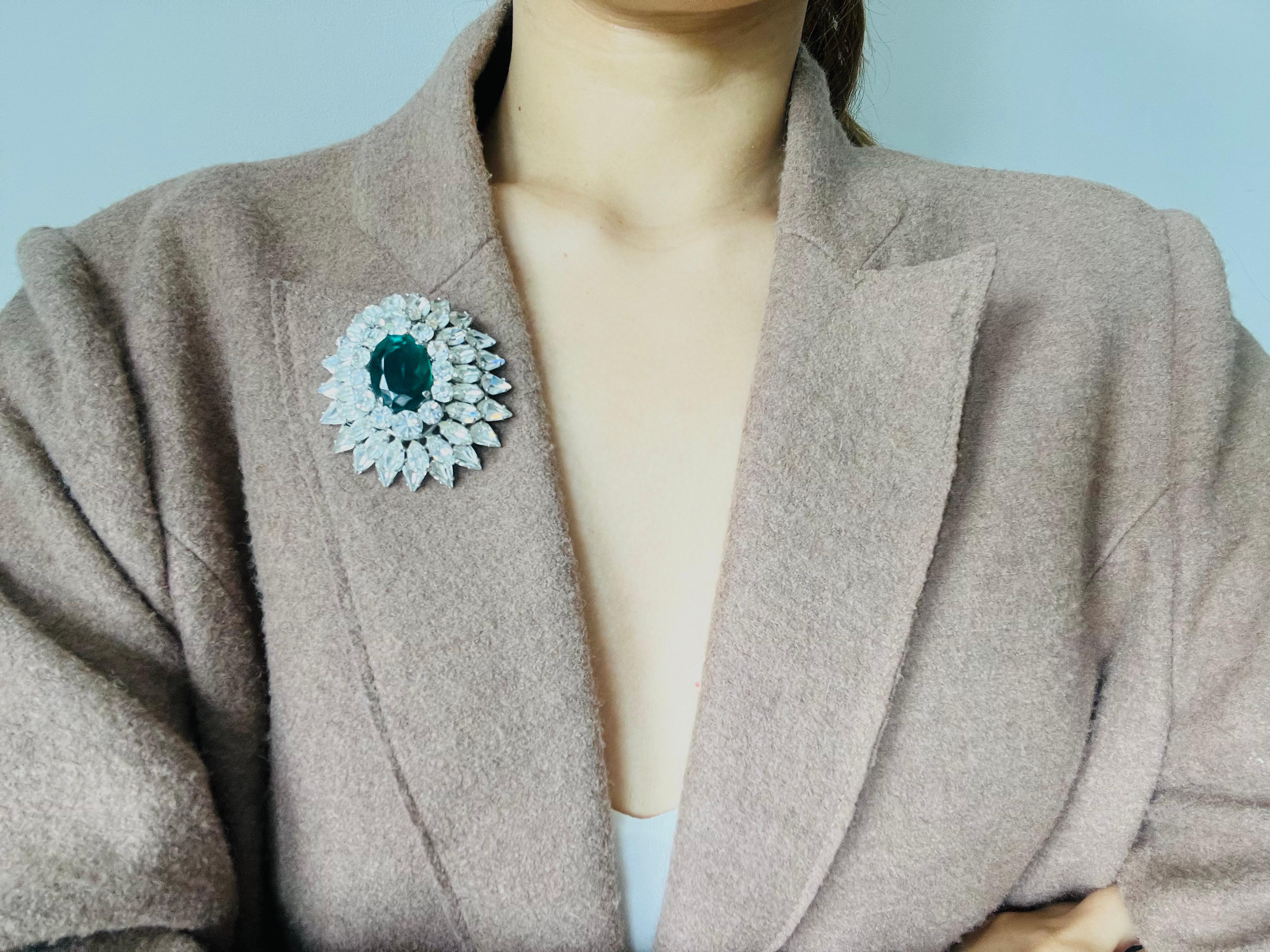 Christian Dior 1961 Grande spilla a goccia con cerchio di cristallo smeraldo Trio Marquise in vendita 2