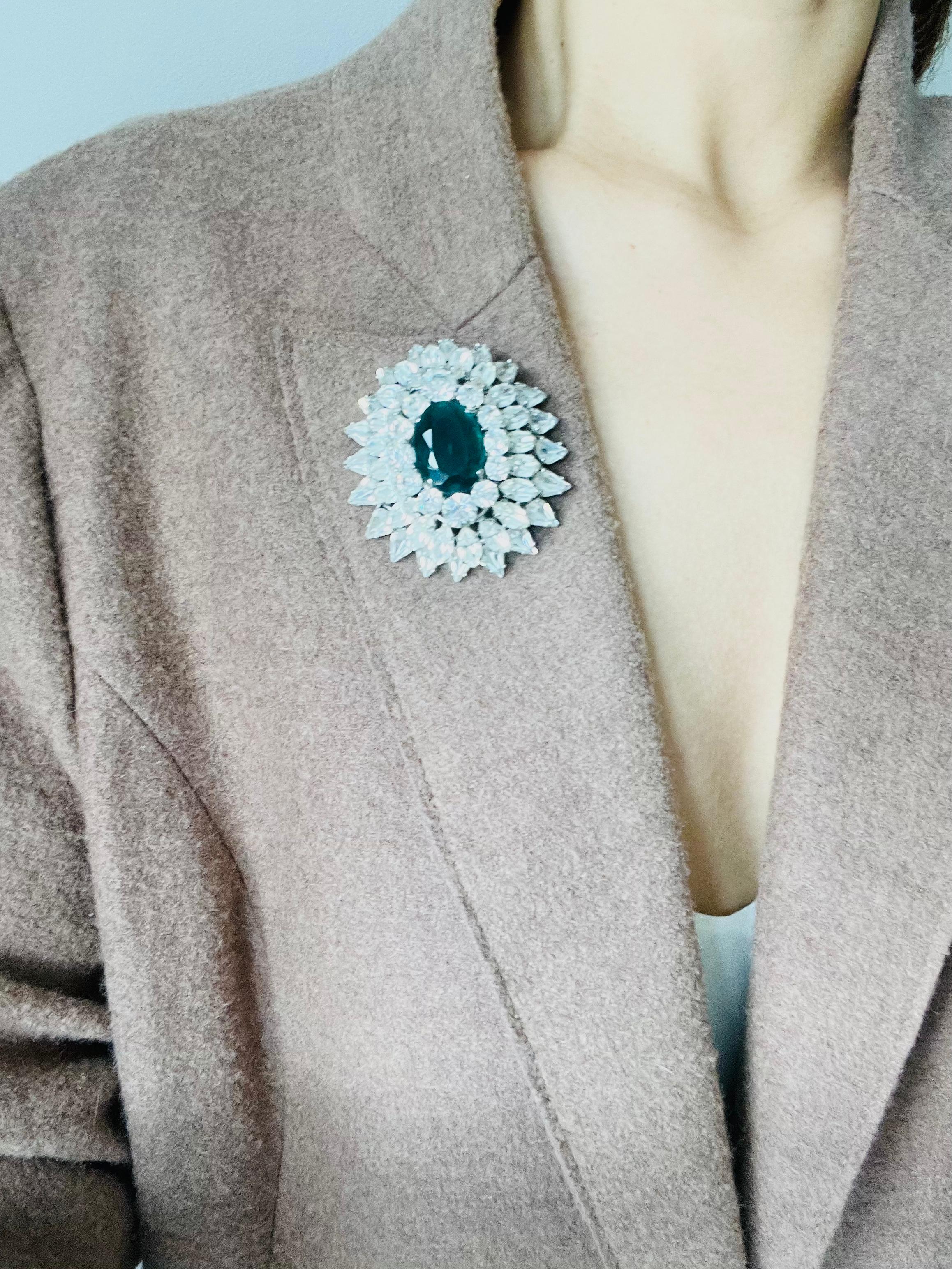 Christian Dior 1961 Grande spilla a goccia con cerchio di cristallo smeraldo Trio Marquise in vendita 3