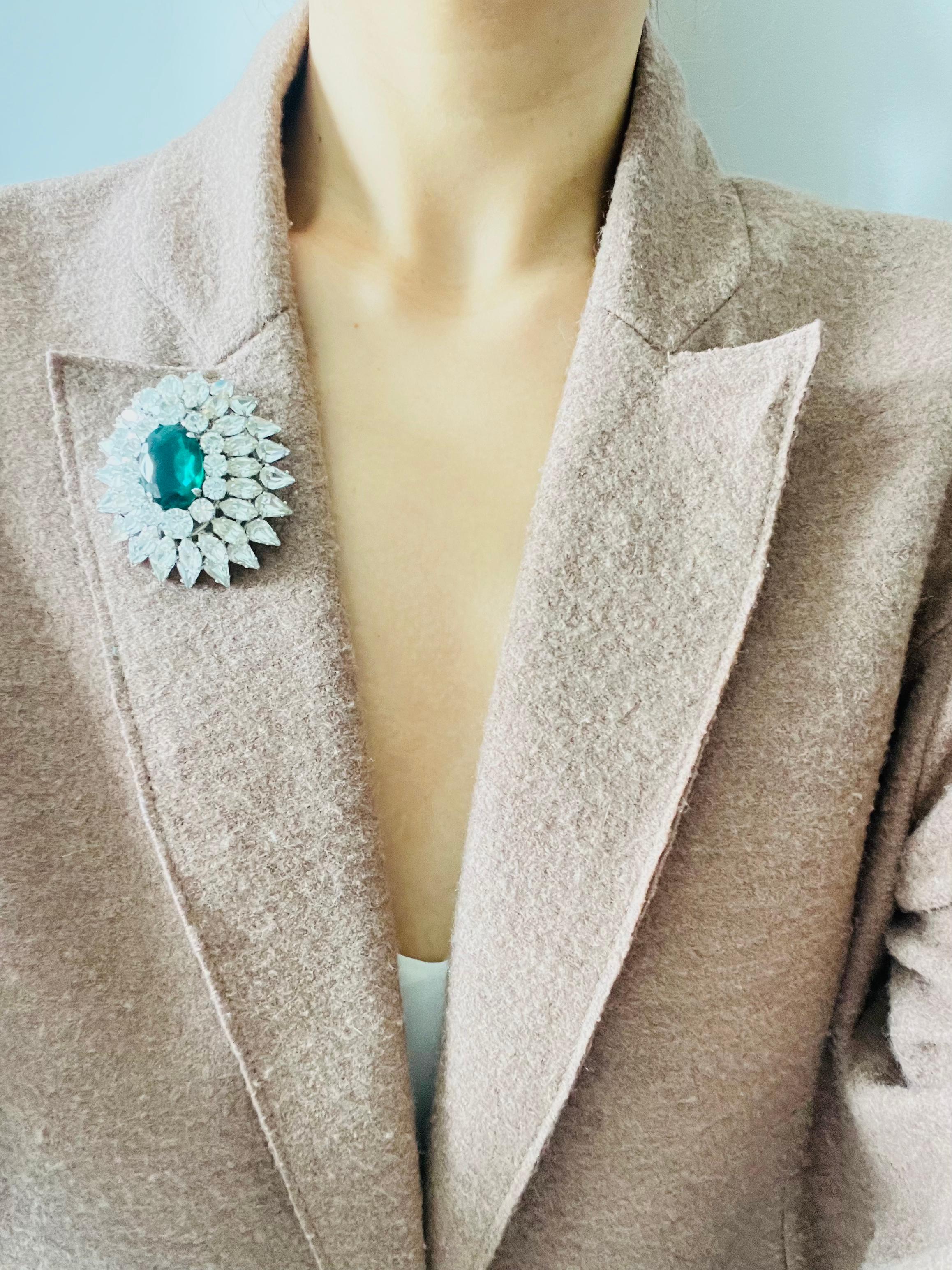 Christian Dior 1961 Grande spilla a goccia con cerchio di cristallo smeraldo Trio Marquise in vendita 4