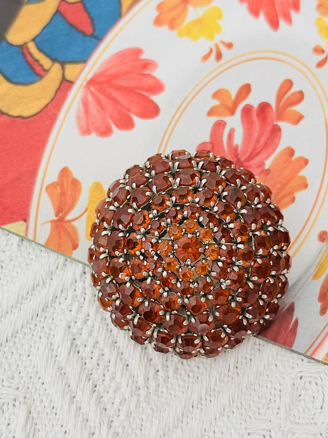 Christian Dior 1961 Vintage Citrine Amber Orange Whole Shining Crystals Round Circle Dome 6 Layers Broche, Plaqué Argent

Très bon état. Aucune pierre n'a été perdue. Rare à trouver. 100% authentique.

Une pièce unique. Cette broche stylisée en