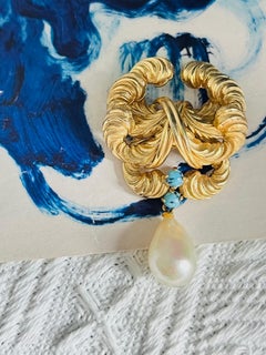 Broche « GROSSE » de Christian Dior, 1964 : modèle emblématique en or, turquoise et perle blanche, en forme de goutte d'eau
