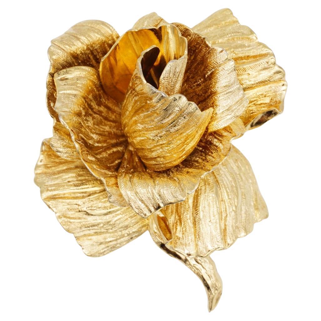 Christian Dior 1964 Spilla d'oro vintage con fiore grande in 3D di Christian Rose