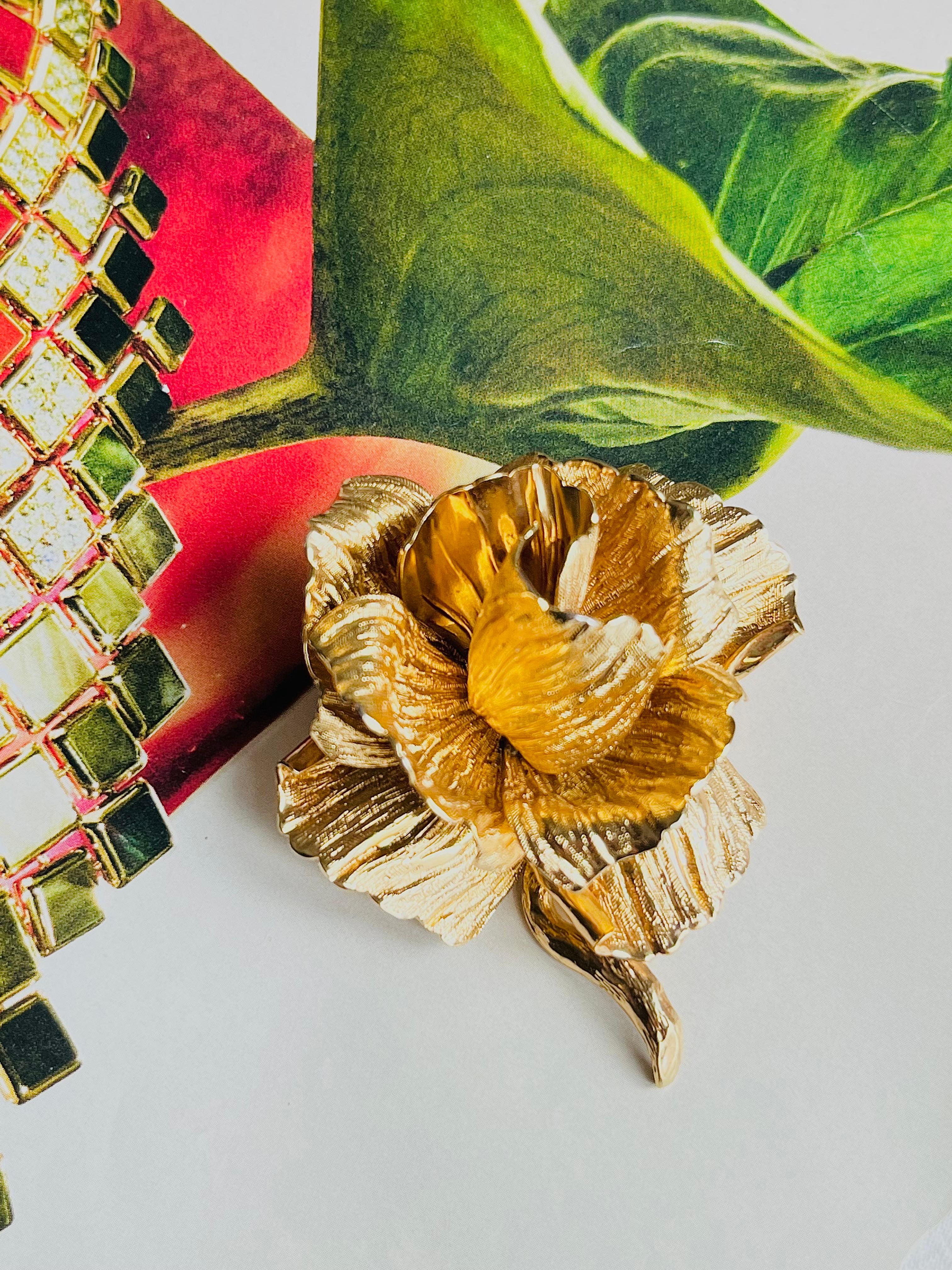 Art Déco Christian Dior 1964 Vintage Grande Spilla Scolpita 3D Fiore di Rosa Vivido in vendita