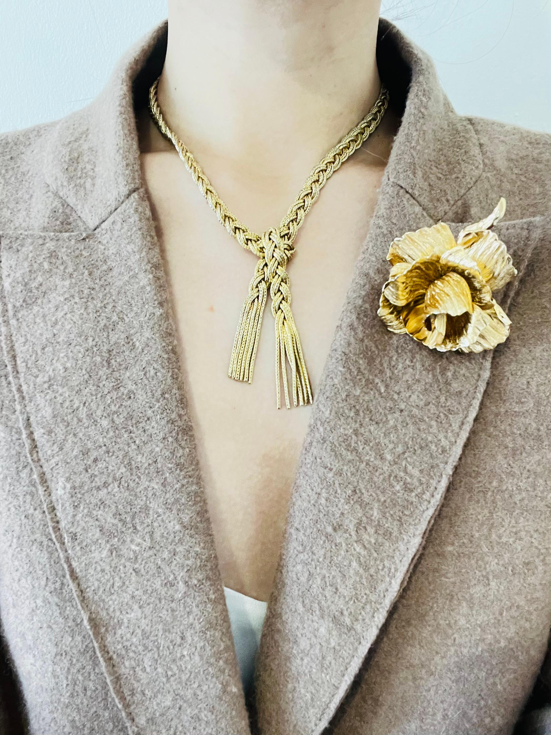 Christian Dior 1964 Vintage Grande Spilla Scolpita 3D Fiore di Rosa Vivido in vendita 3