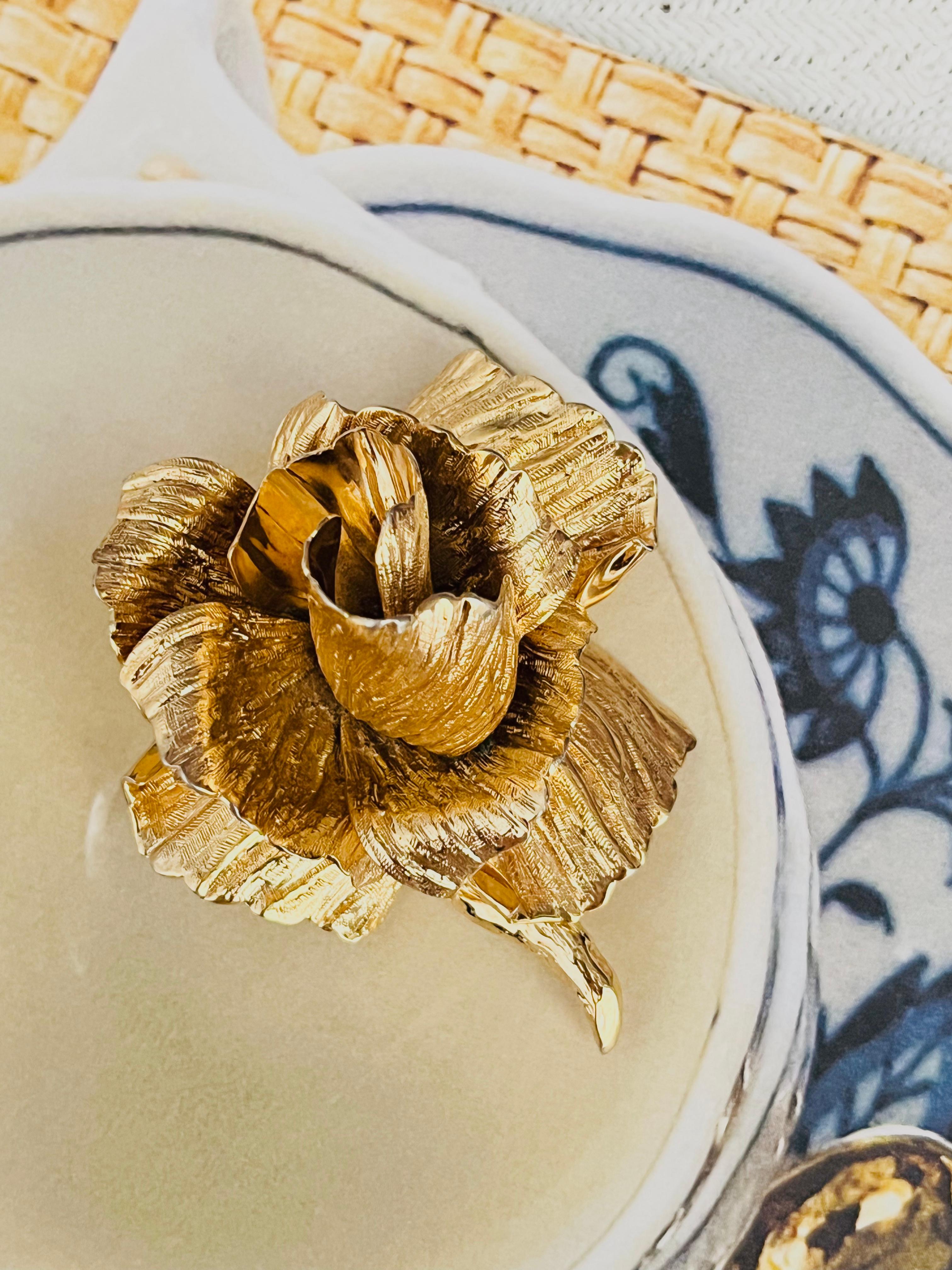 Art Déco Christian Dior 1964 Spilla d'oro a strati con fiore di rosa grande e vivace d'epoca in vendita