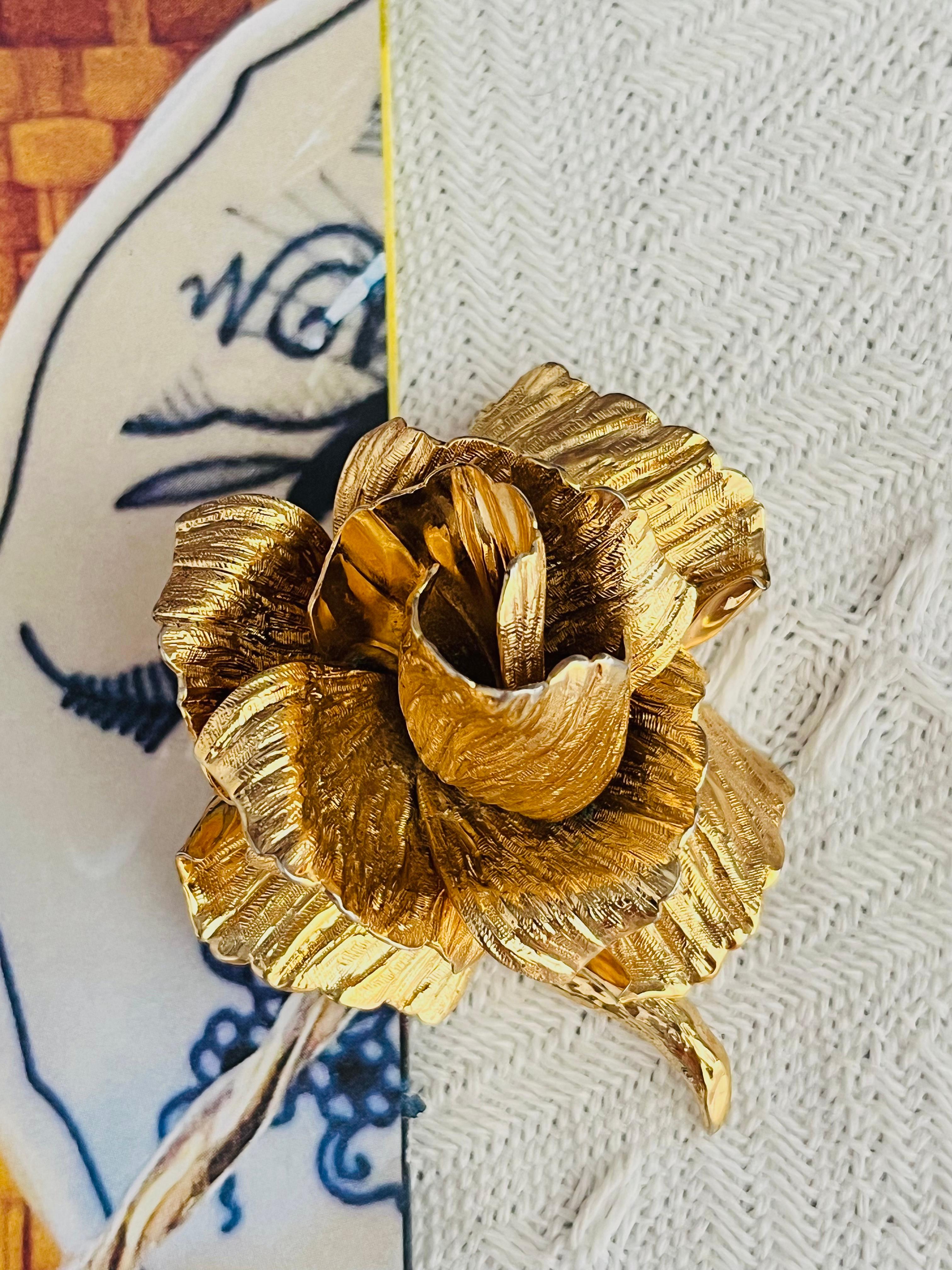 Christian Dior 1964 Spilla d'oro a strati con fiore di rosa grande e vivace d'epoca In condizioni buone in vendita a Wokingham, England