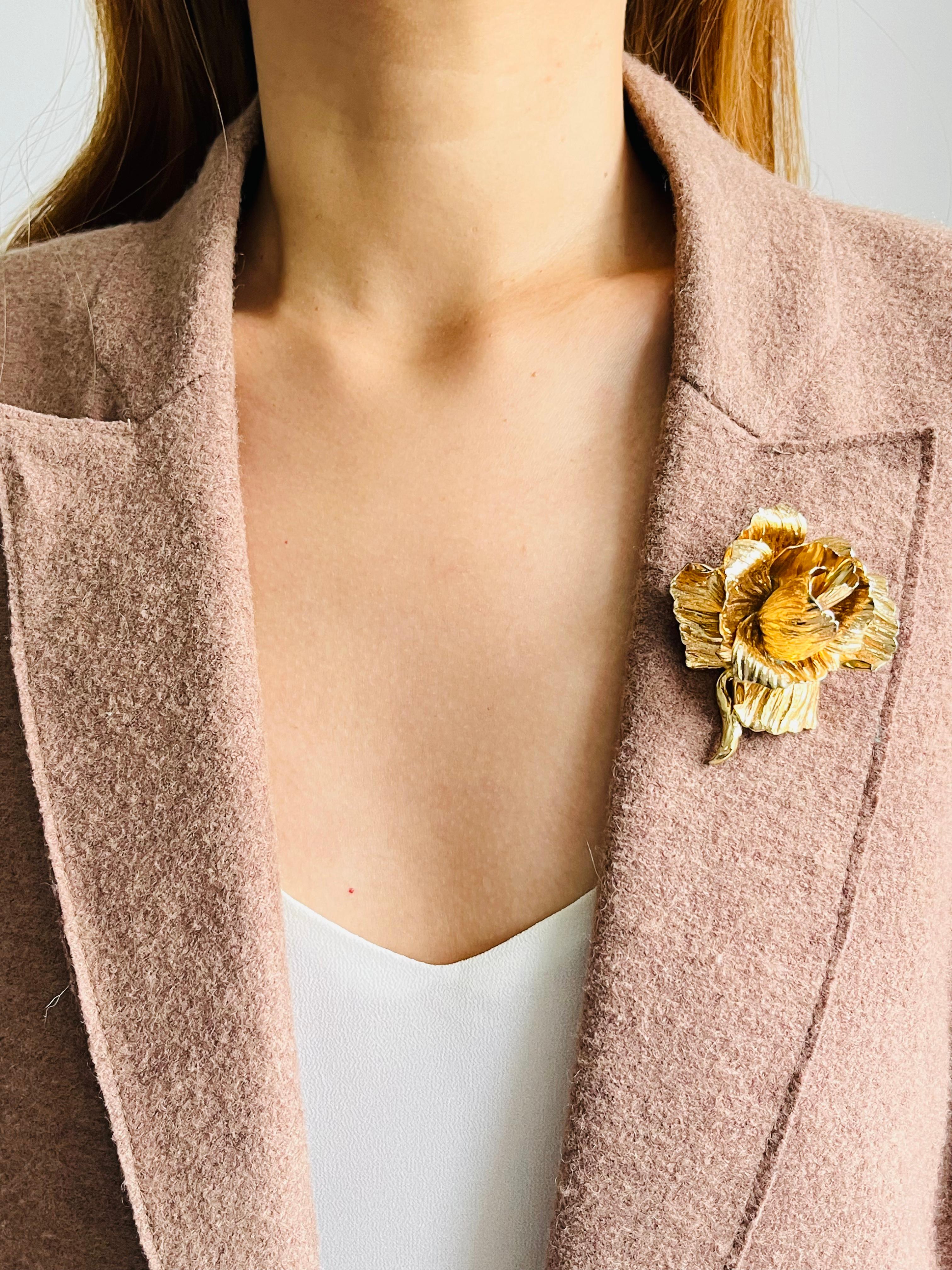 da uomo o donna Christian Dior 1964 Spilla d'oro a strati con fiore di rosa grande e vivace d'epoca in vendita