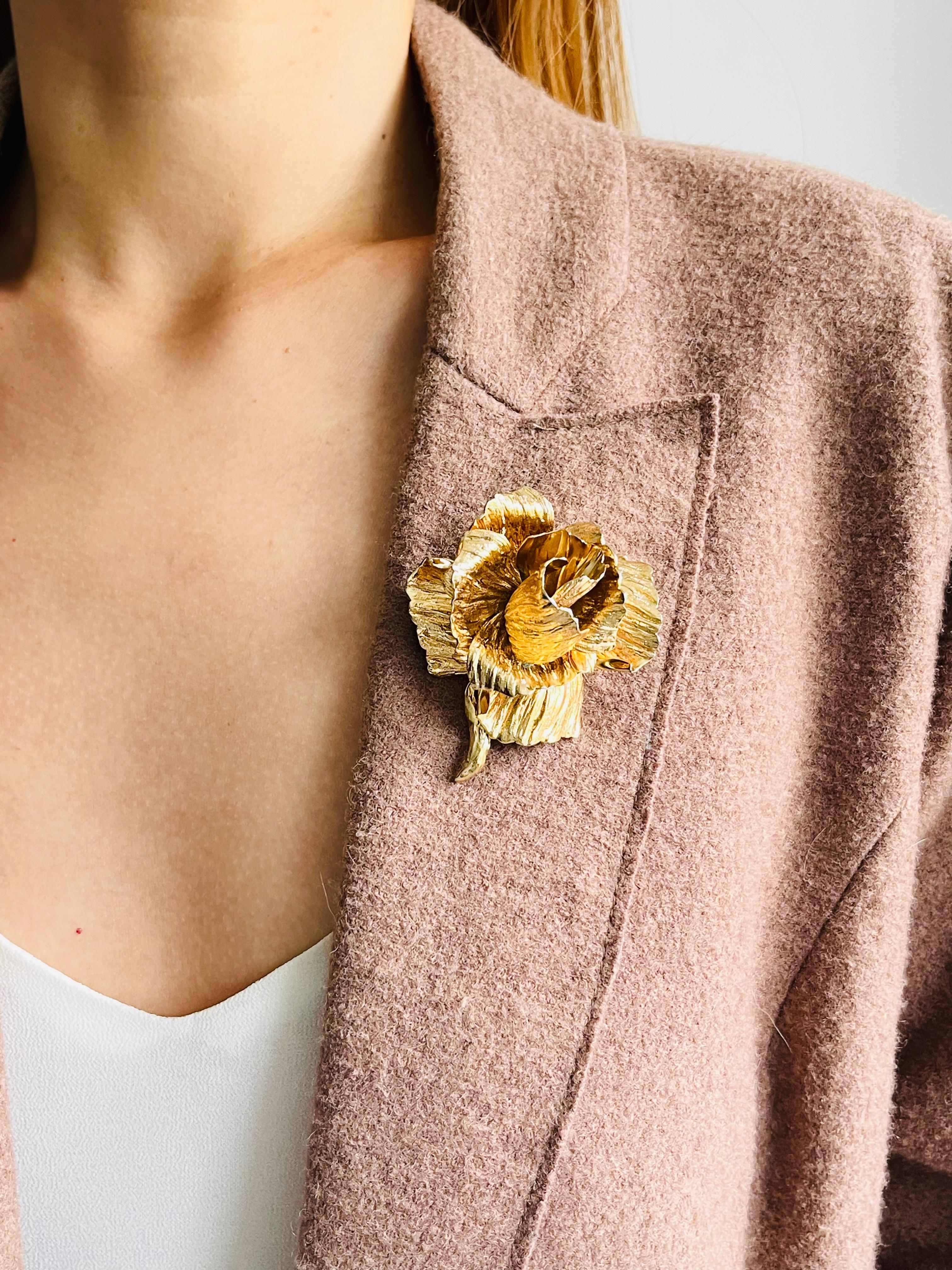 Christian Dior 1964 Spilla d'oro a strati con fiore di rosa grande e vivace d'epoca in vendita 1