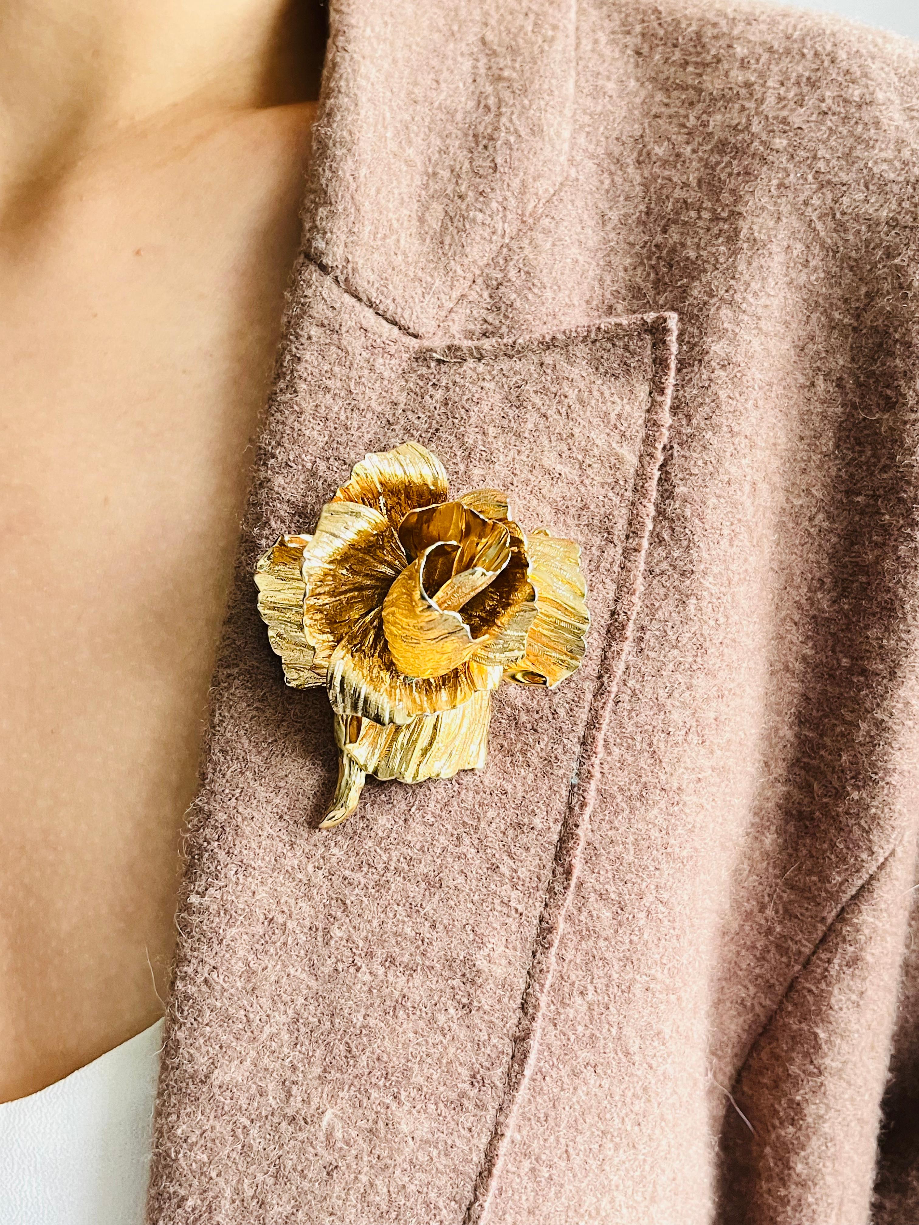 Christian Dior 1964 Spilla d'oro a strati con fiore di rosa grande e vivace d'epoca in vendita 2