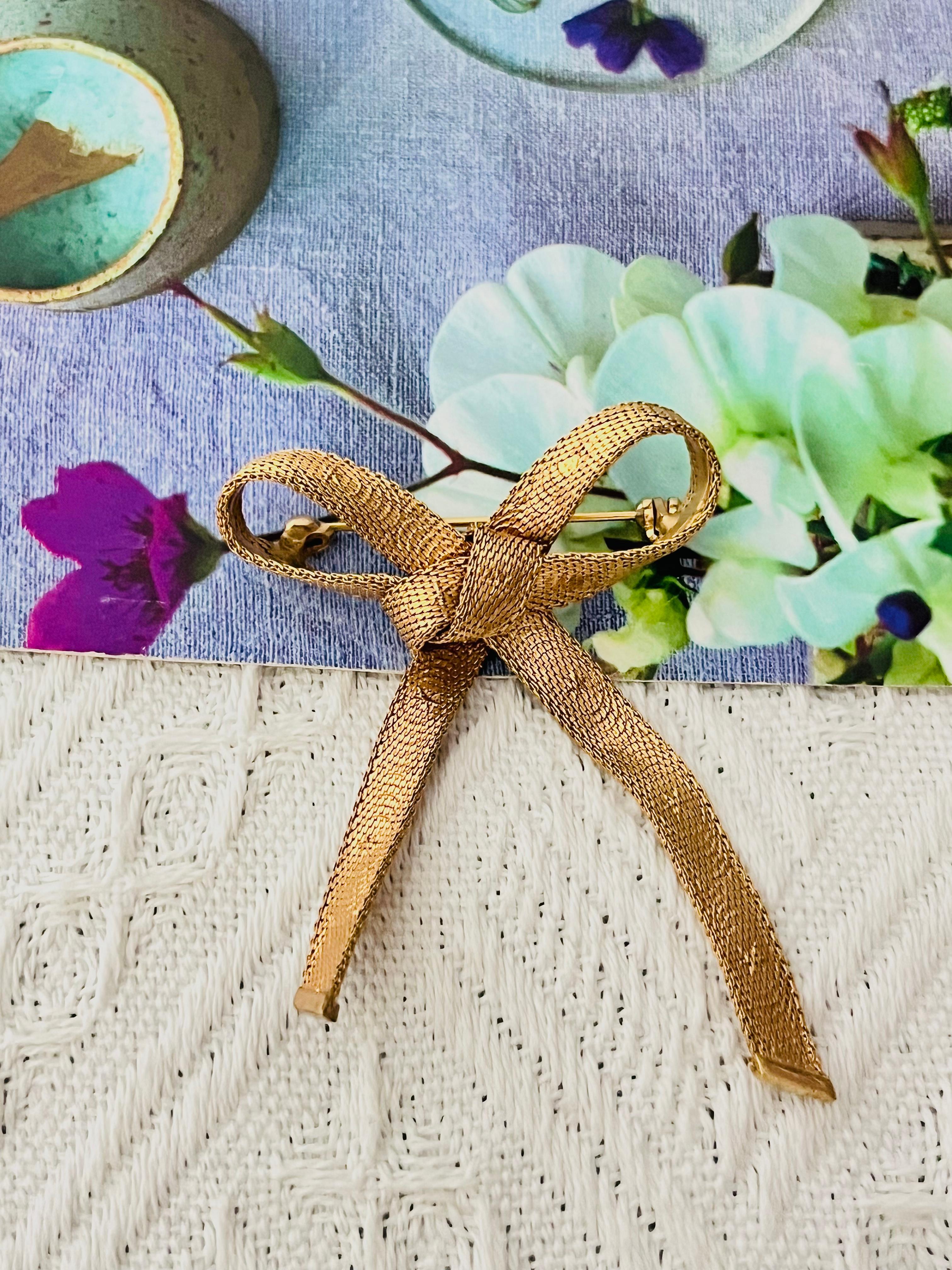 Christian Dior 1965 Vintage Long Knot Bow Ribbon ButterflyStar Relief Mesh Elegant Brooch, Gold Tone

Very good condition. 100% genuine.

A unique piece. This is gold plated stylised brooch. Safety-catch pin closure. Rare to find.

Size: 4.5 cm x