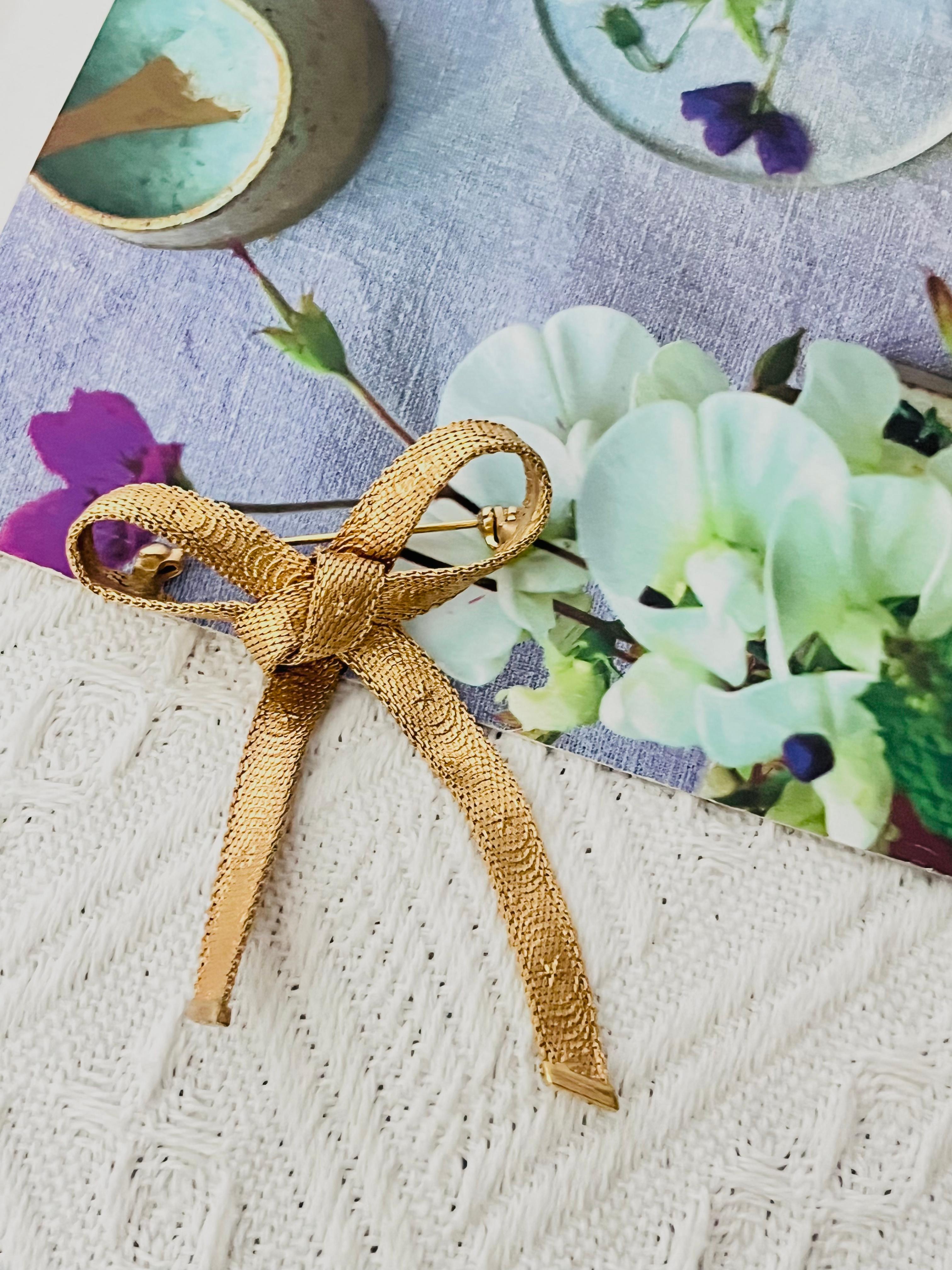 Christian Dior 1965 Vintage Long Knot Bow Ribbon Star Relief Mesh Gold Brooch In Good Condition In Wokingham, England