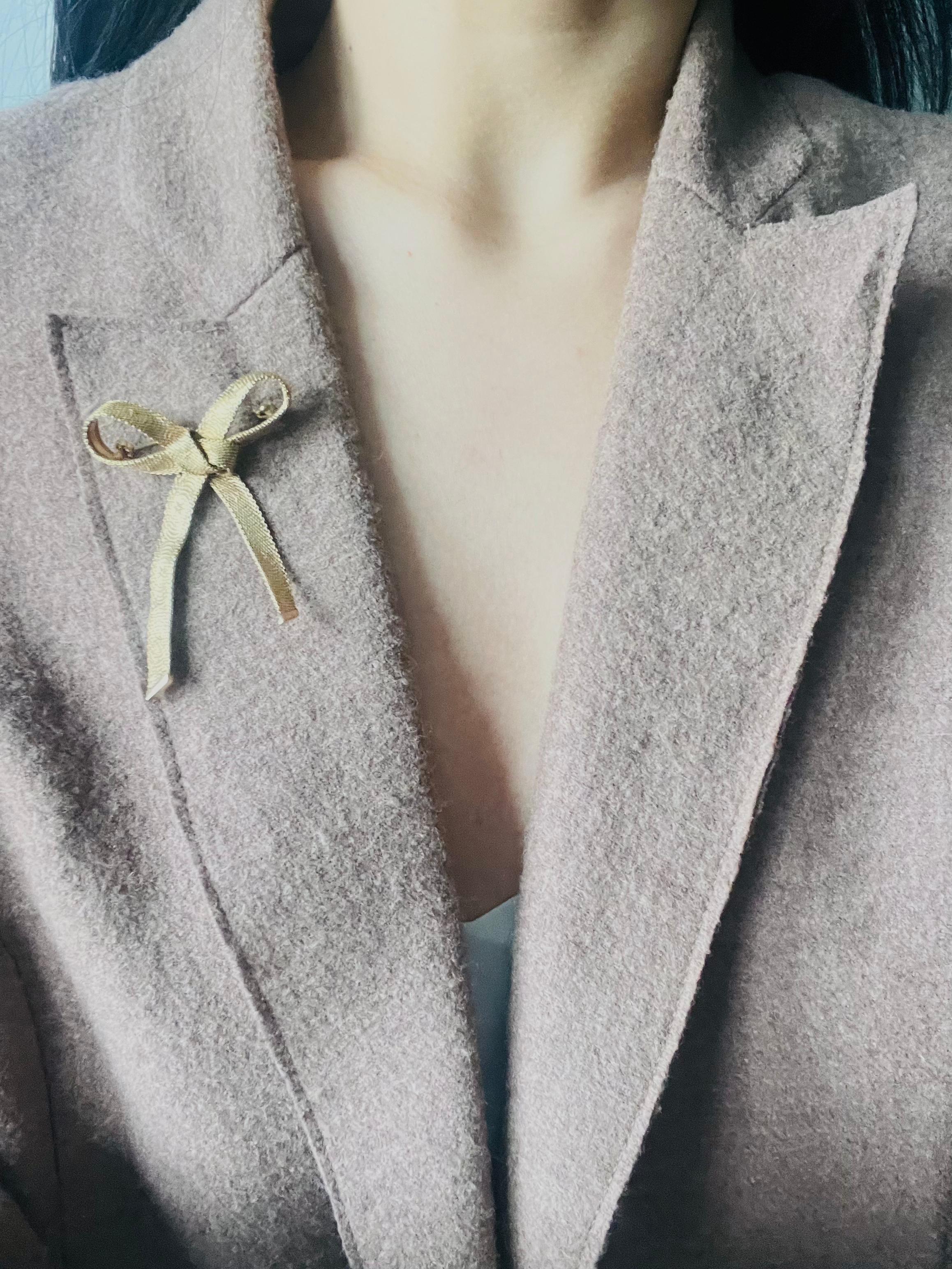 Christian Dior 1965 Vintage Long Knot Bow Ribbon Star Relief Mesh Gold Brooch 1