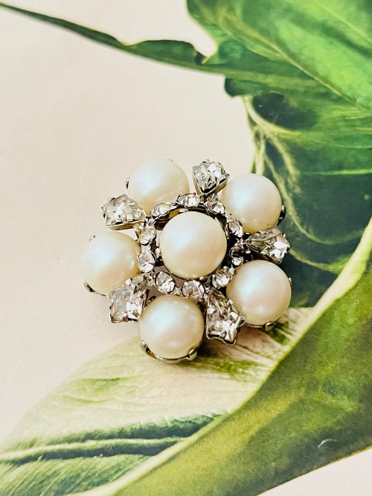 Broche Vintage Ajourée Avec Cristaux Et Perle Blanche - Style Relief, Couleur Or, Pièce Rare N°3920