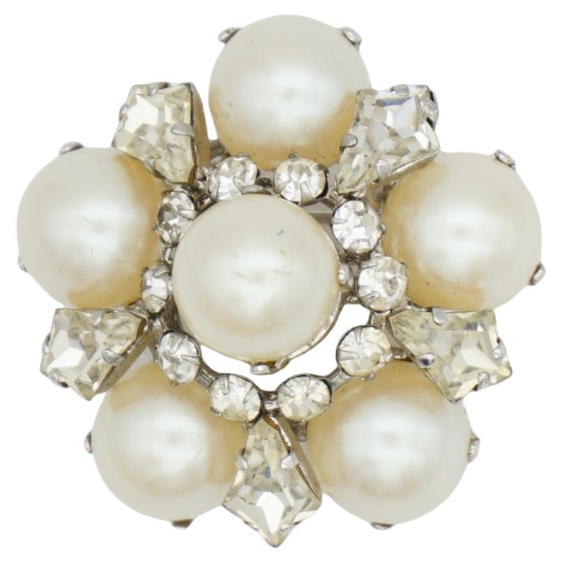 Christian Dior 1966 Spilla vintage a cupola floreale traforata con perle bianche e cristalli