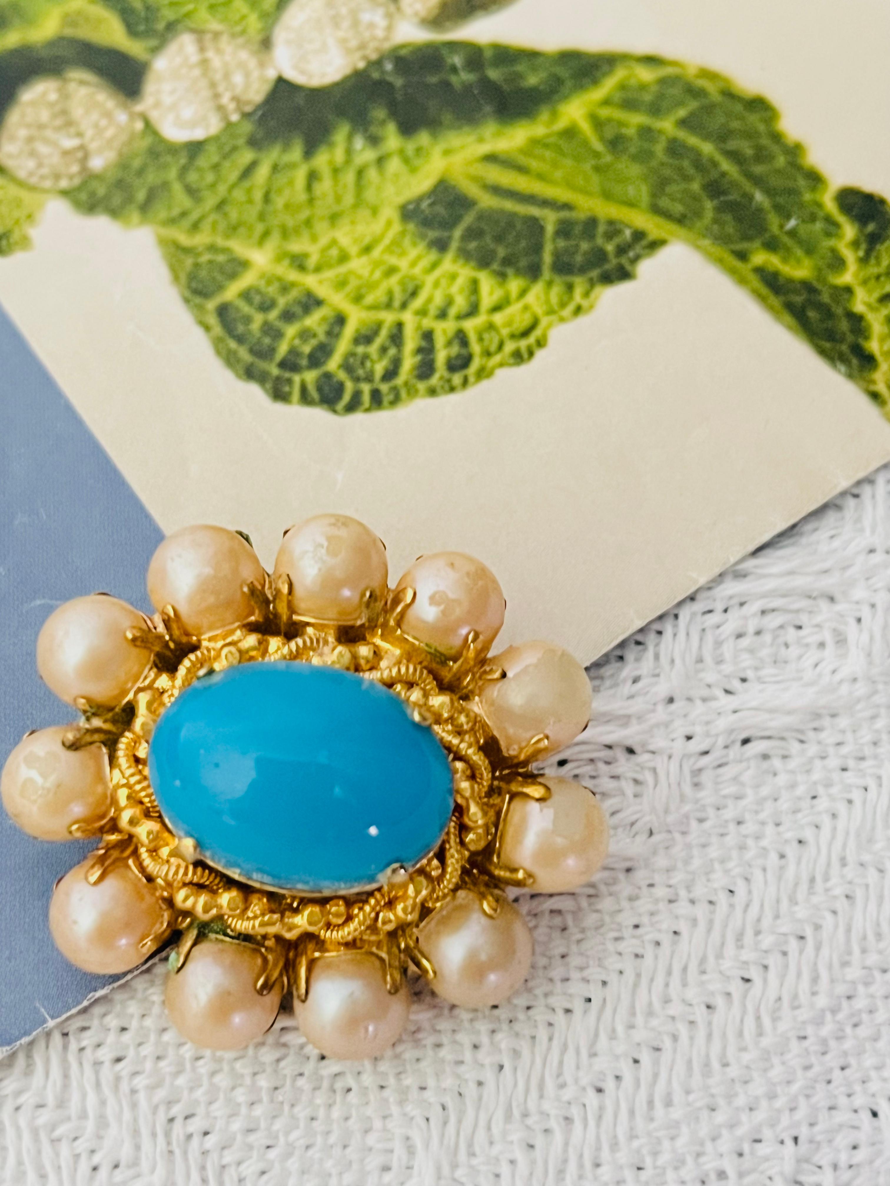 Christian Dior 1968 Vintage große Türkis Blau Oval Cabochon Weiß Perlen Openwork Blume Kuppel elegante Brosche, Gold-Ton

Guter Zustand. An den Kunstperlen abziehbar, beim Tragen kaum spürbar. Immer noch sehr gut zu gebrauchen. 

Signiert auf der