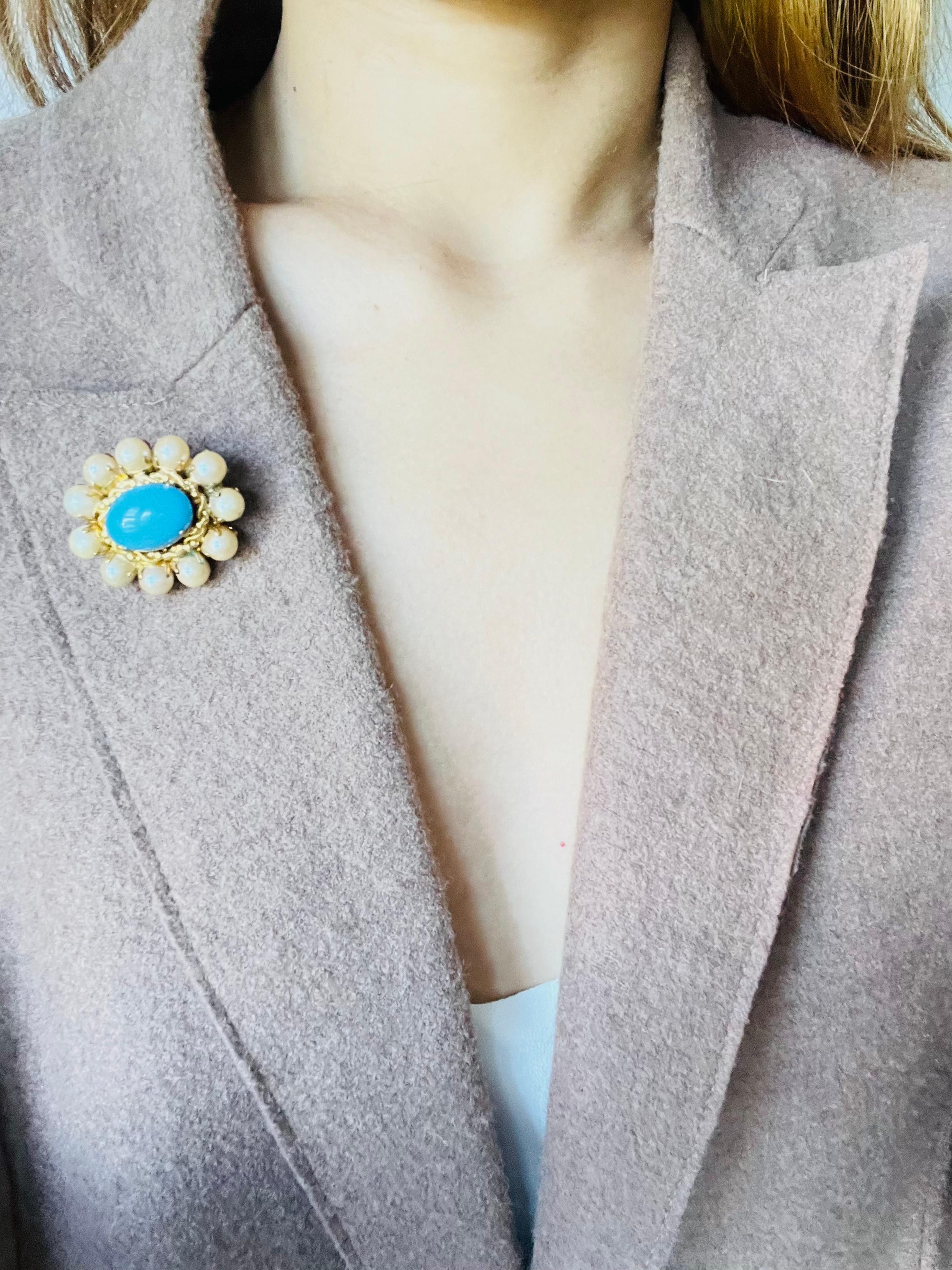 Christian Dior 1968 Vintage Türkis Blau Cabochon Weiß Perlen Blumenbrosche für Damen oder Herren im Angebot