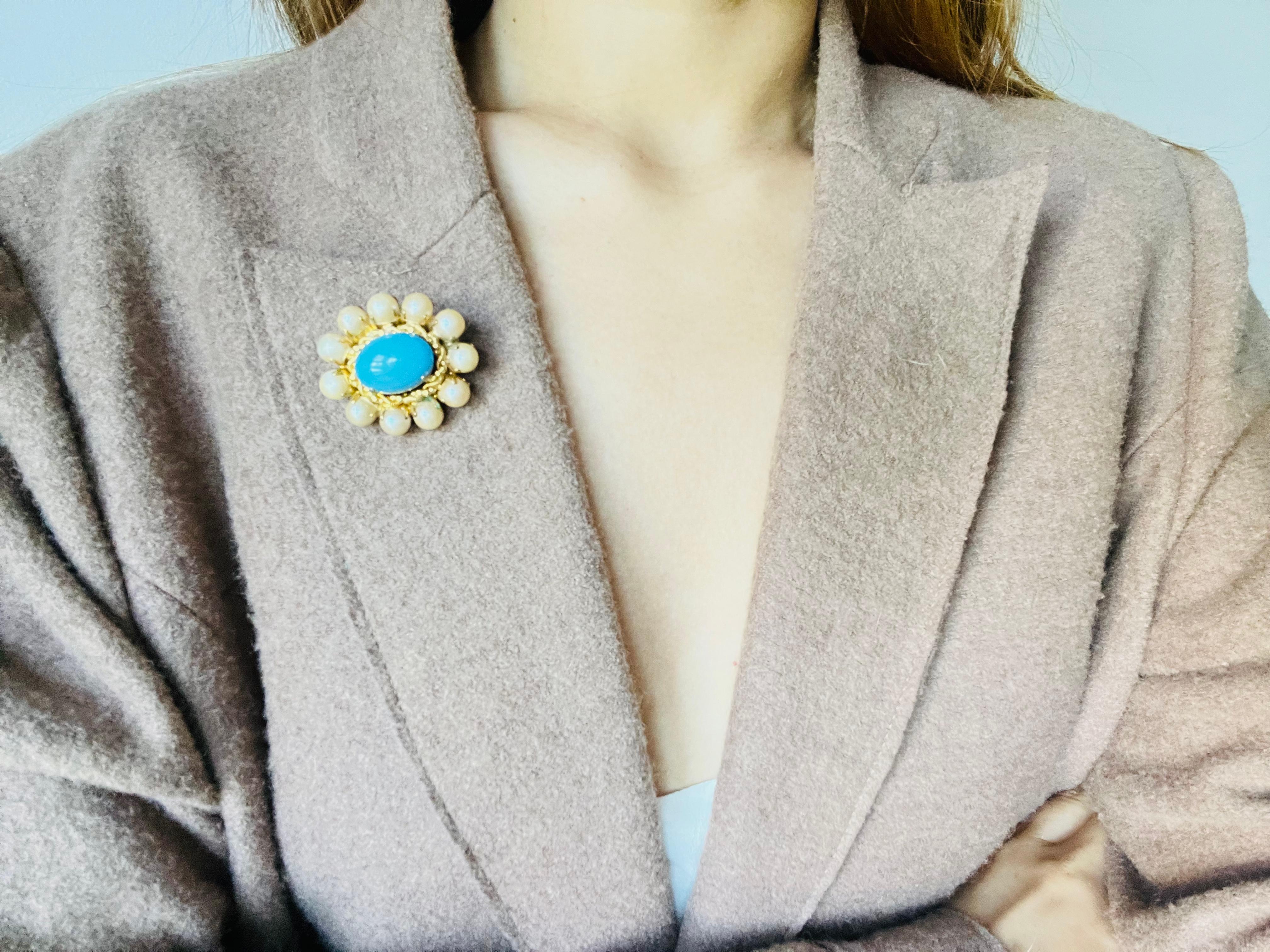 Christian Dior 1968 Vintage Türkis Blau Cabochon Weiß Perlen Blumenbrosche im Angebot 1