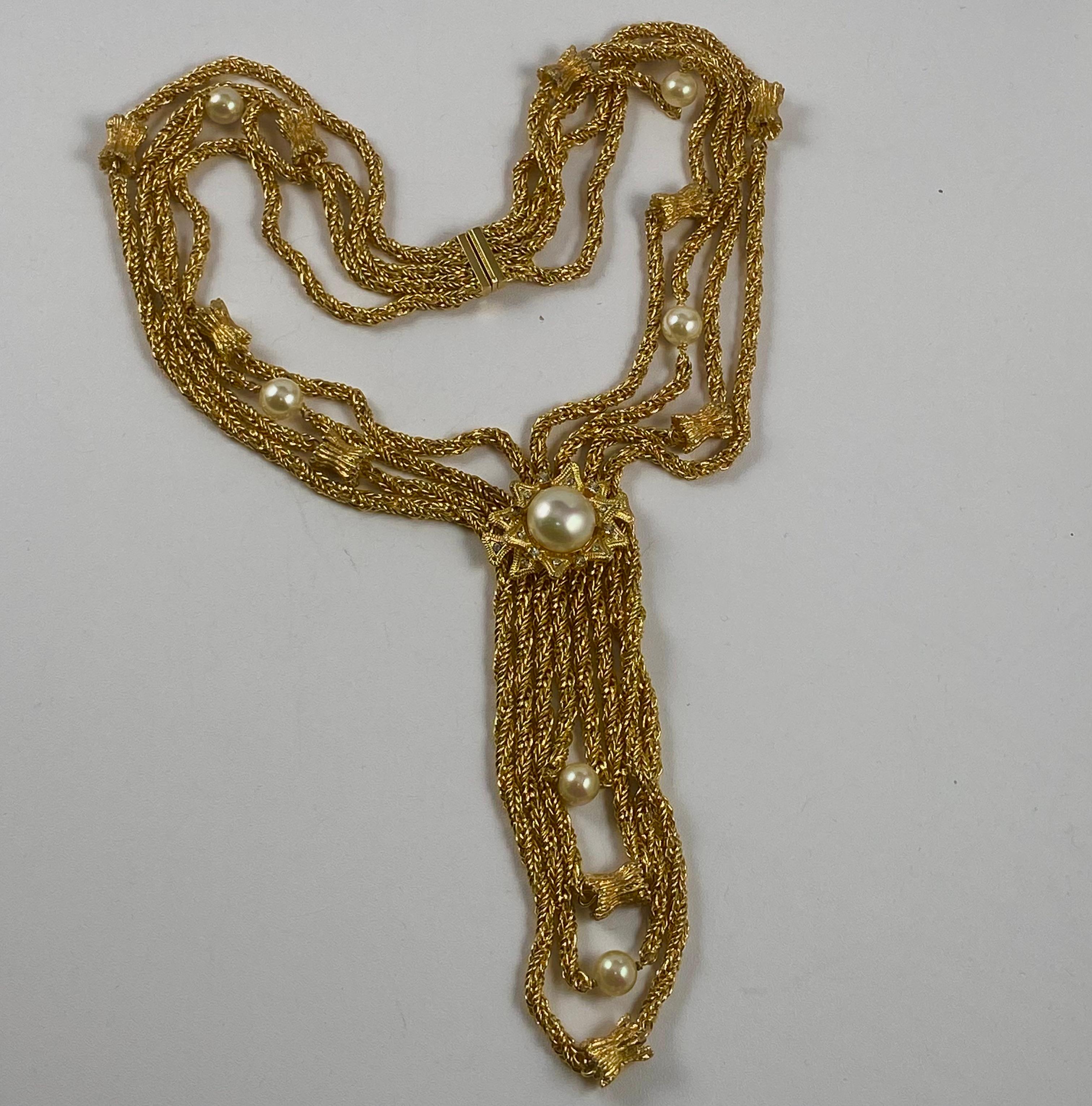 Ravissant collier feston multi-chaînes Christian Dior, fabriqué en Allemagne par Henkel et Grosse en 1969.

C'est l'année de l'alunissage d'Apollo et il est intéressant de noter que de nombreuses créations Dior de la fin de cette année ont une
