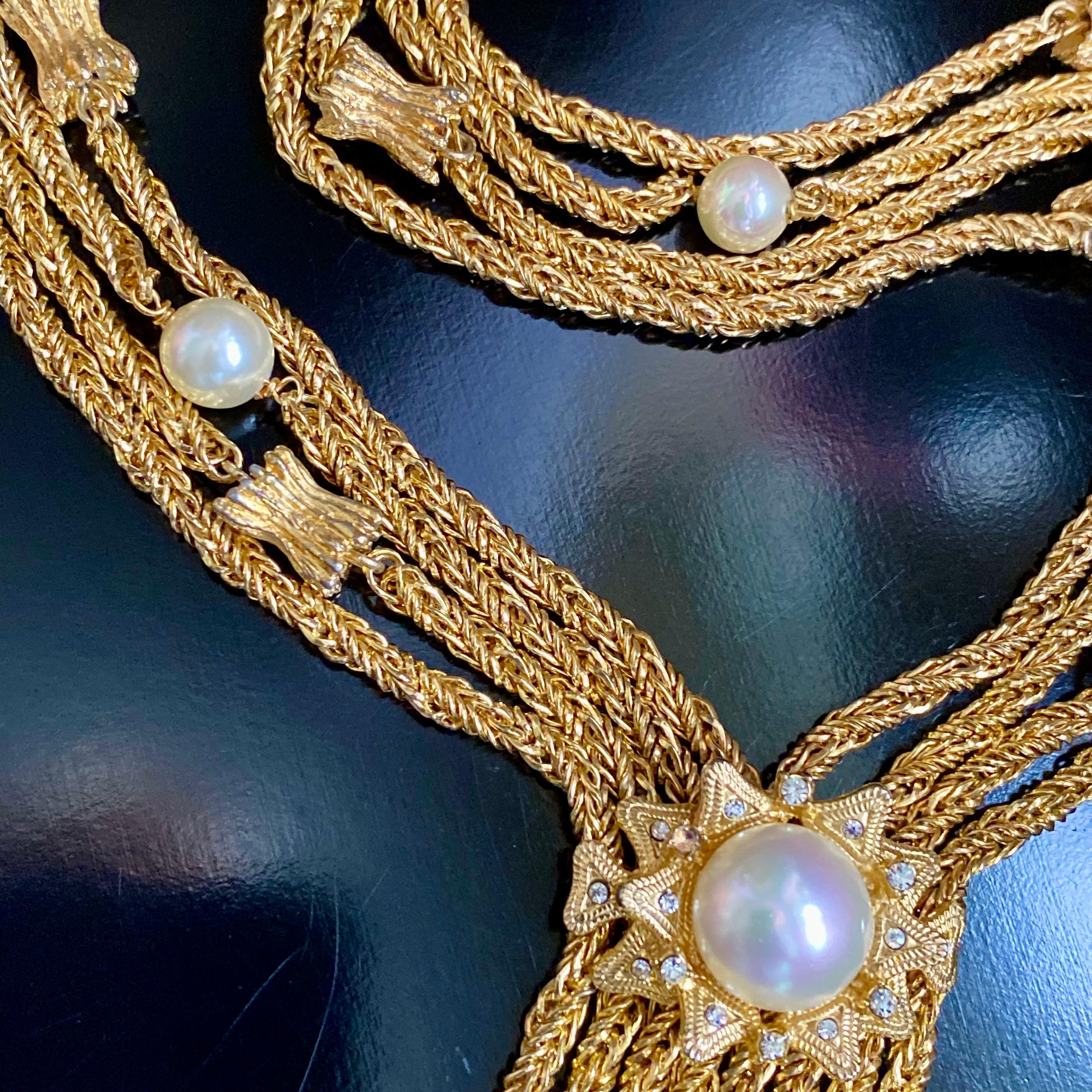 Una deliziosa collana a festone con più catene di Christian Dior, realizzata in Germania da Henkel and Grosse for Christian Dior nel 1969.

Questo è l'anno dello sbarco sulla Luna dell'Apollo ed è interessante notare che molti dei design Dior