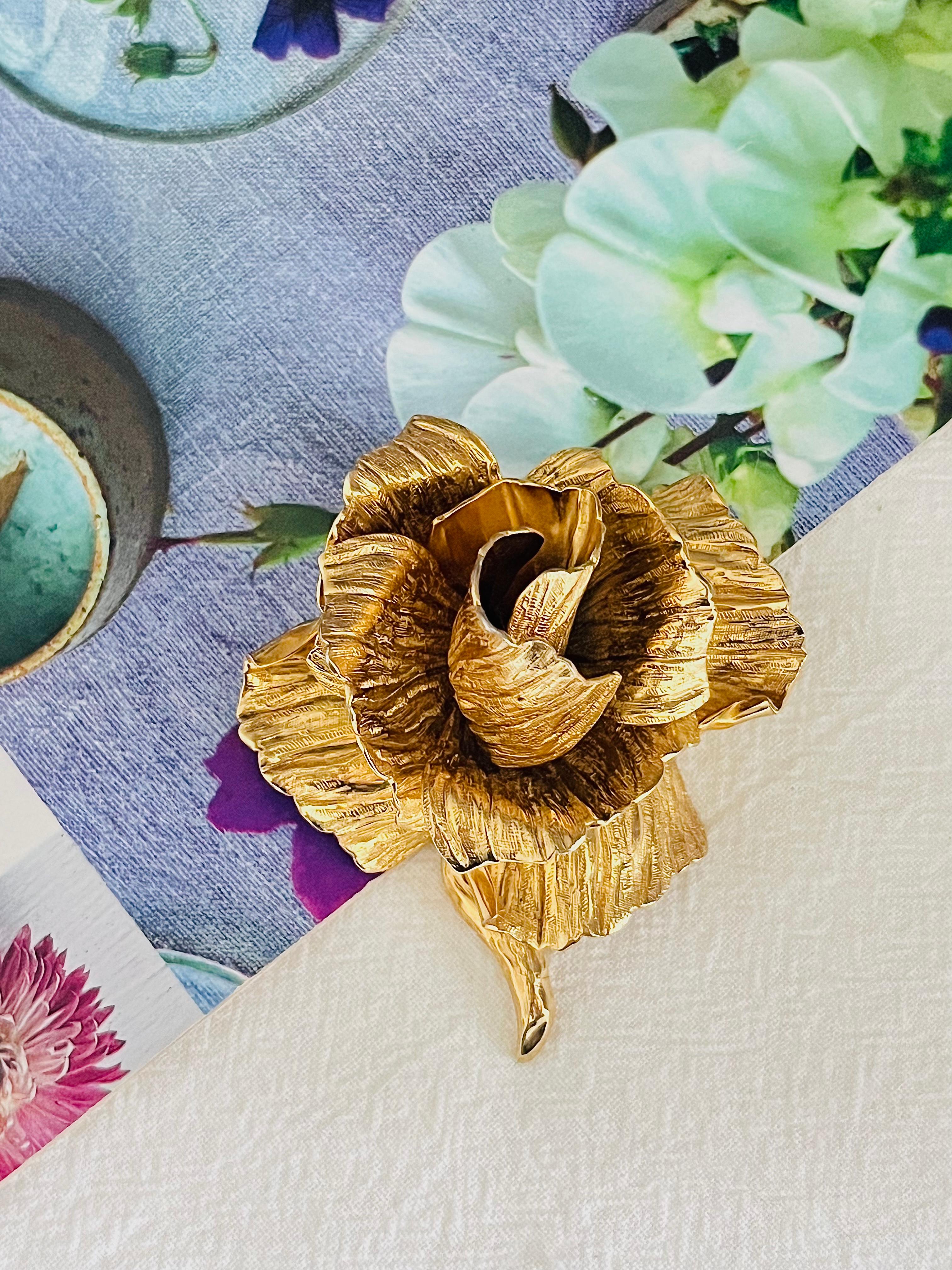 Christian Dior 1969 Vintage 3D Large Vivid Flourish Blossom Flower Rose Brooch,Gold Tone

Très bon état. Rare à trouver.  Légères rayures ou perte de couleur, à peine perceptibles. 100% authentique.

Une pièce unique. Broche stylisée plaquée or.
