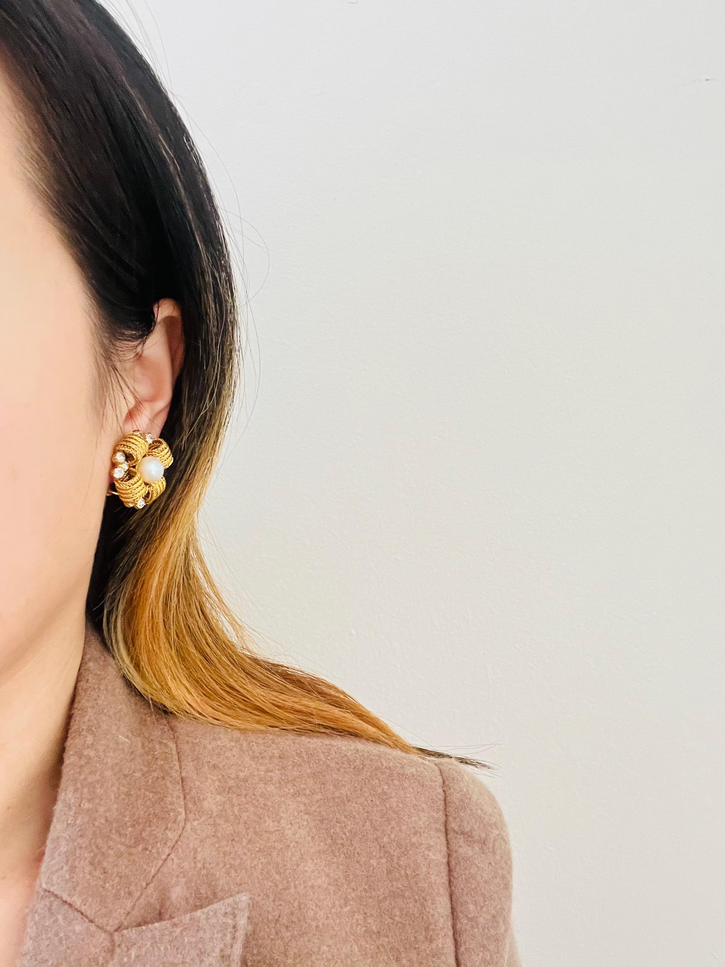 Christian Dior 1969 - Boucles d'oreilles clips en maille tissée, perles et cristaux de fleurs. en vente 1
