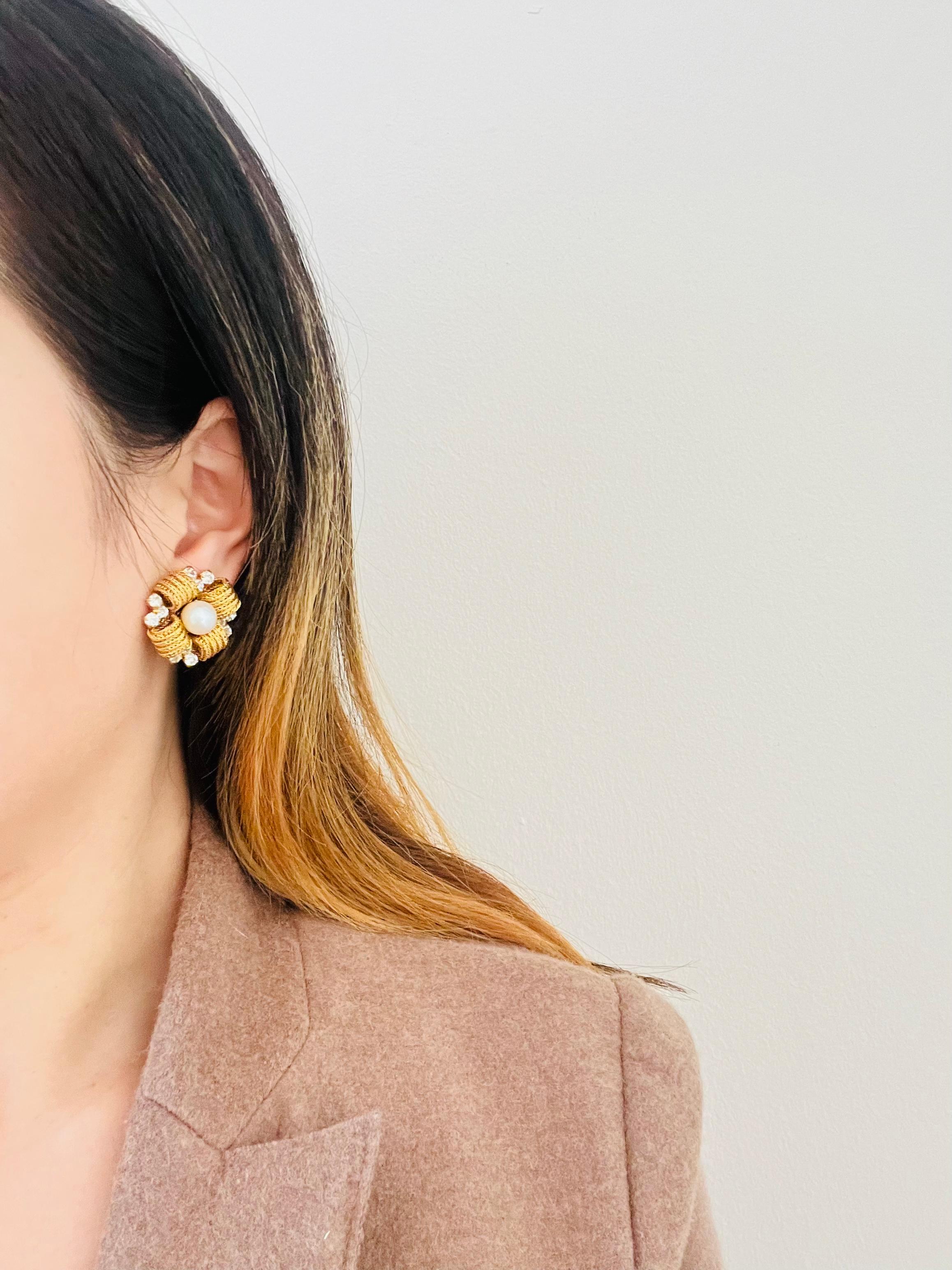 Christian Dior 1969 - Boucles d'oreilles clips en maille tissée, perles et cristaux de fleurs. en vente 2