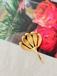 Christian Dior 1970 GROSSE Unisex Gold Leaf Five Petal Openwork Domed Brooch