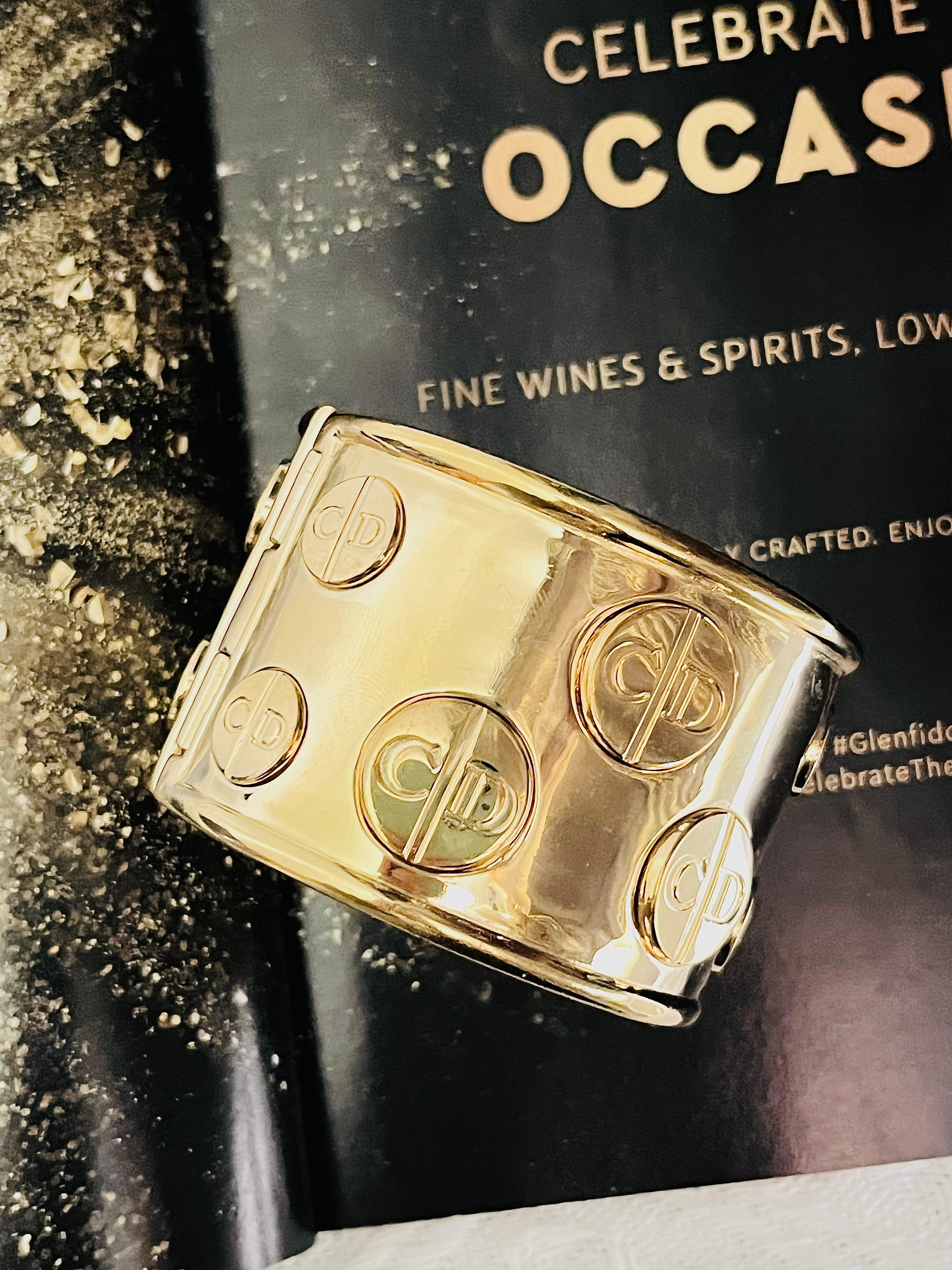 Christian Dior 1970s Circle All Logo CD Manschette Chunky Bangle Cuff Bracelet In Good Condition For Sale In Wokingham, England